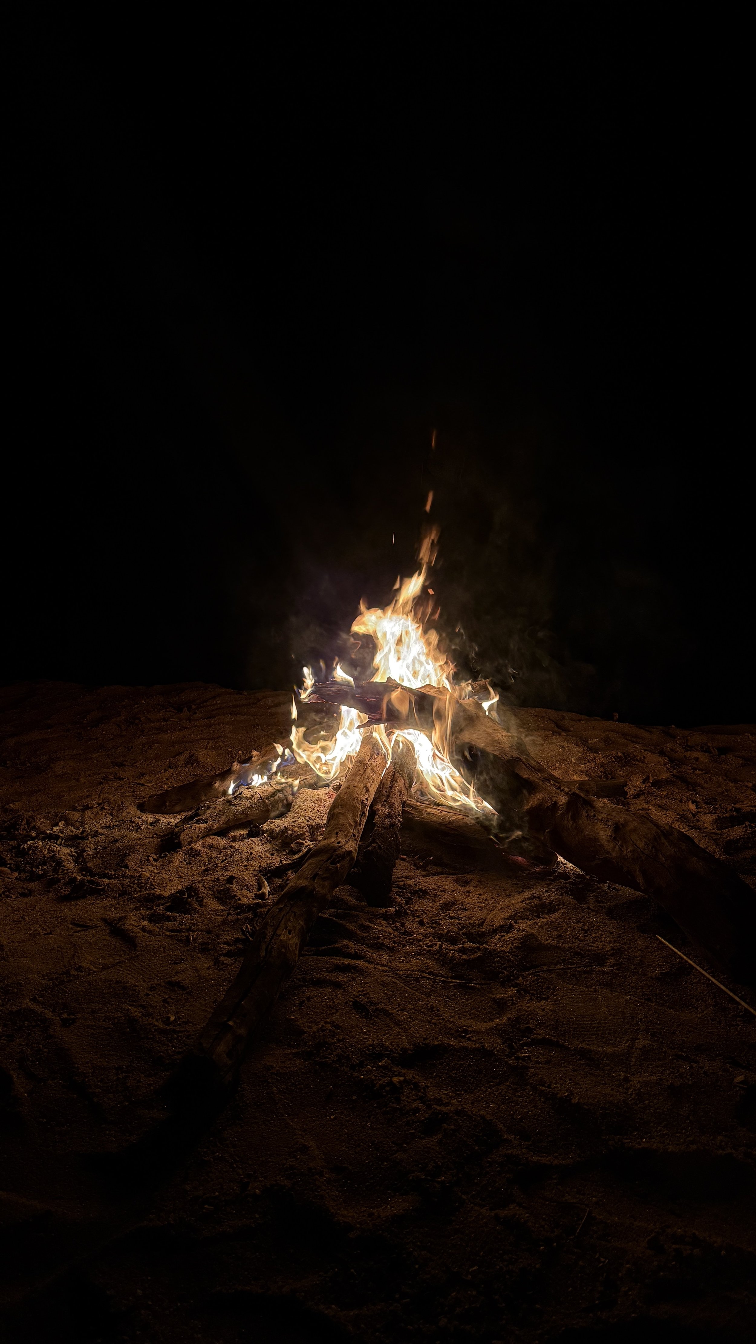Campfire Conversations: Why People Open Up Faster in the Wild