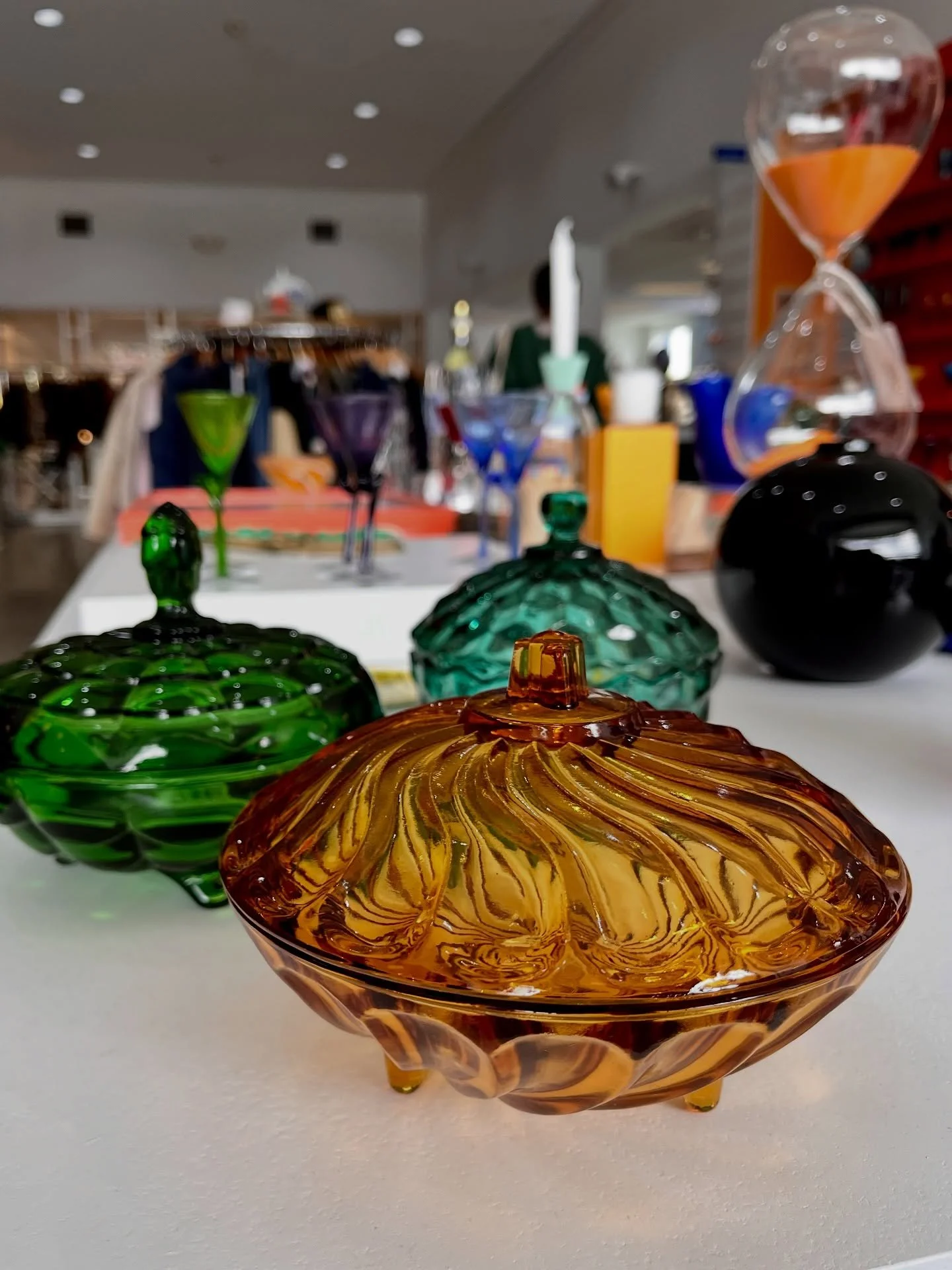 Dropped off a quick restock at VVV yesterday! It&rsquo;s been so fun to see the new space in full swing. 

No markets for me this weekend! I&rsquo;m heading to New England for a very special wedding and sourcing my way up and down the eastern seaboar