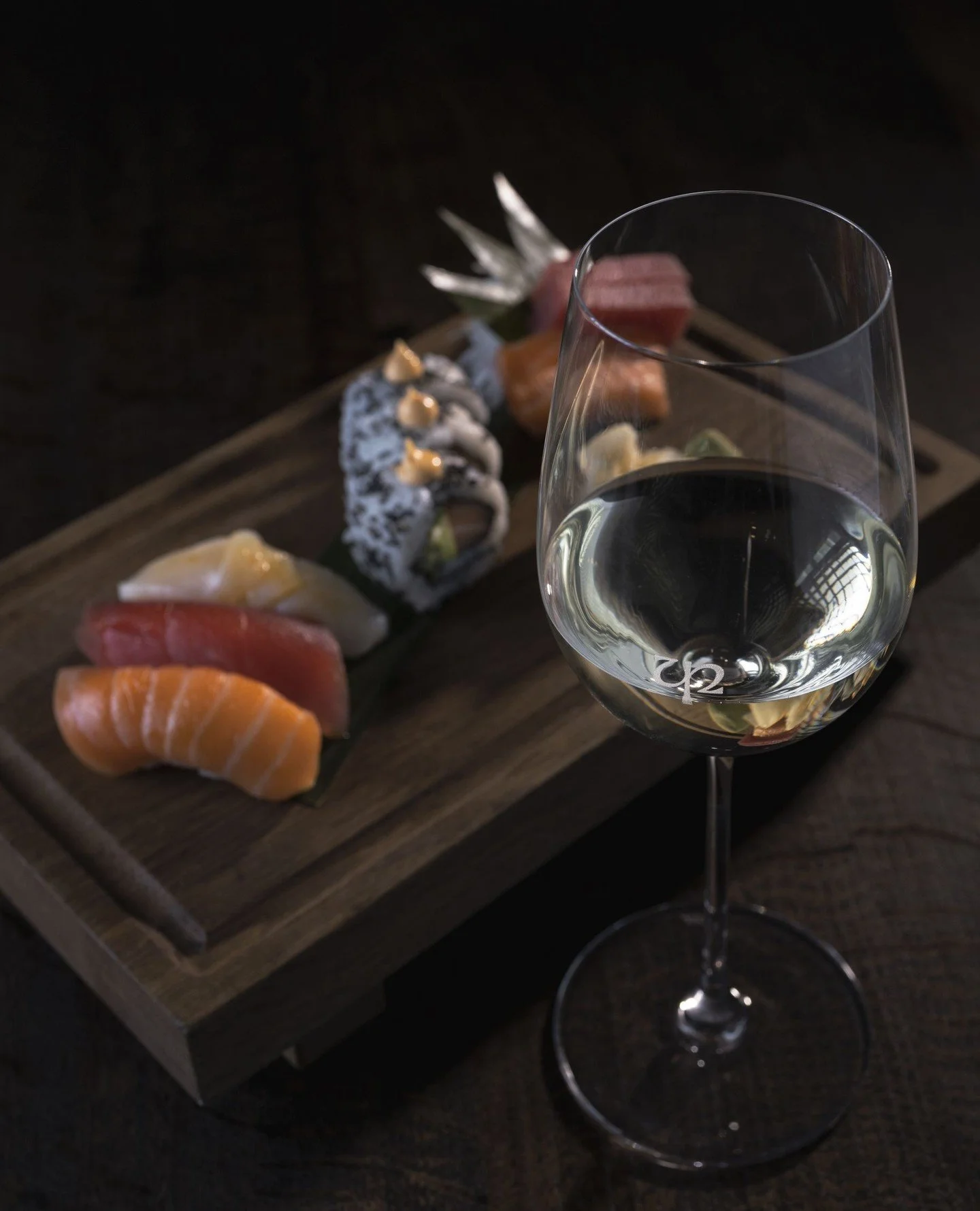 &THORN;ri&eth;judagstilbo&eth; 🍣 12 bita sushi-blanda valin af kokkinum &ndash; a&eth;eins 4.500 kr. Alla &THORN;ri&eth;judaga &aacute; Uppi og Fiskmarka&eth;num fr&aacute; kl. 17:00