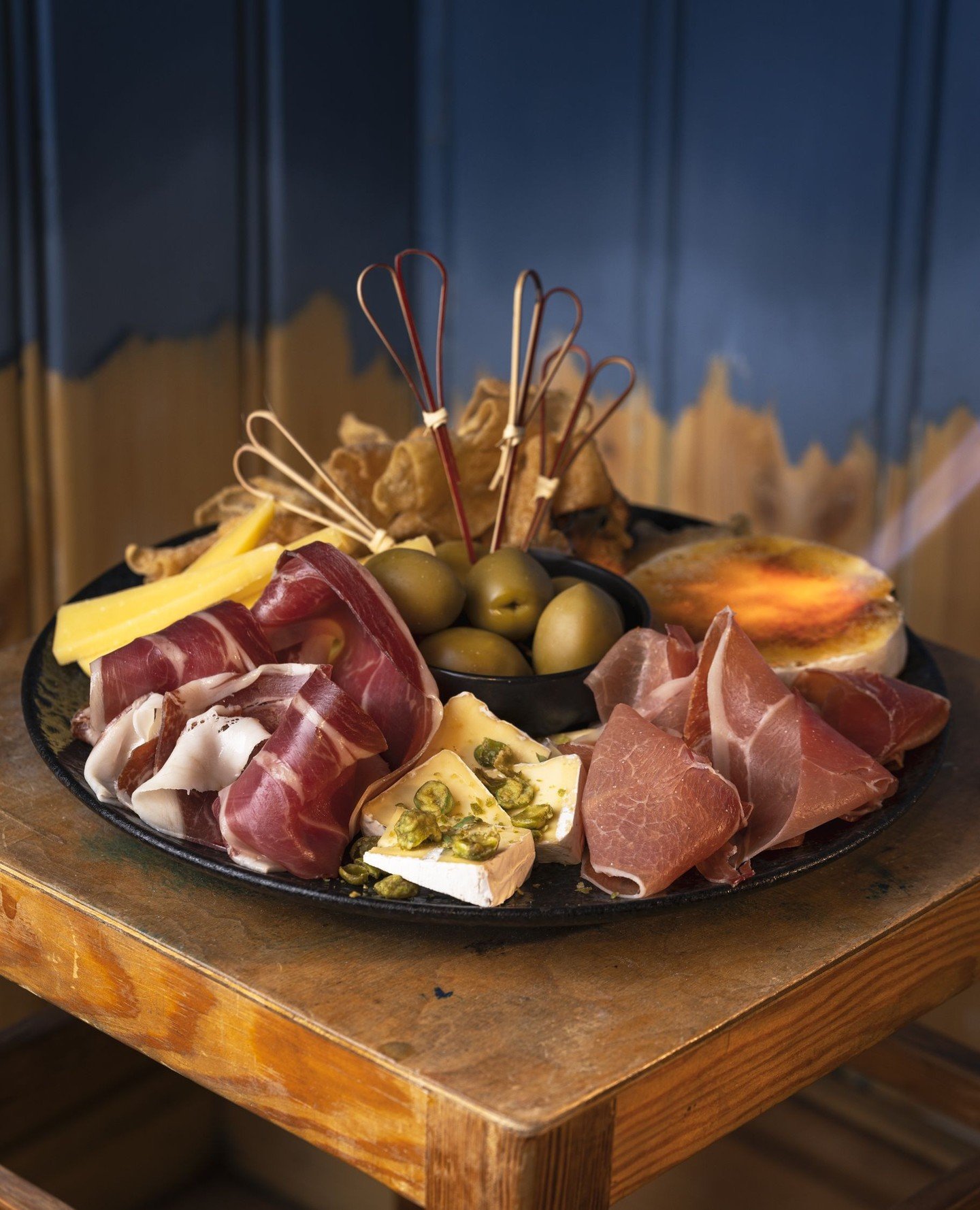 ostar, skinkur og 🍷? Hittumst &aacute; Uppi.