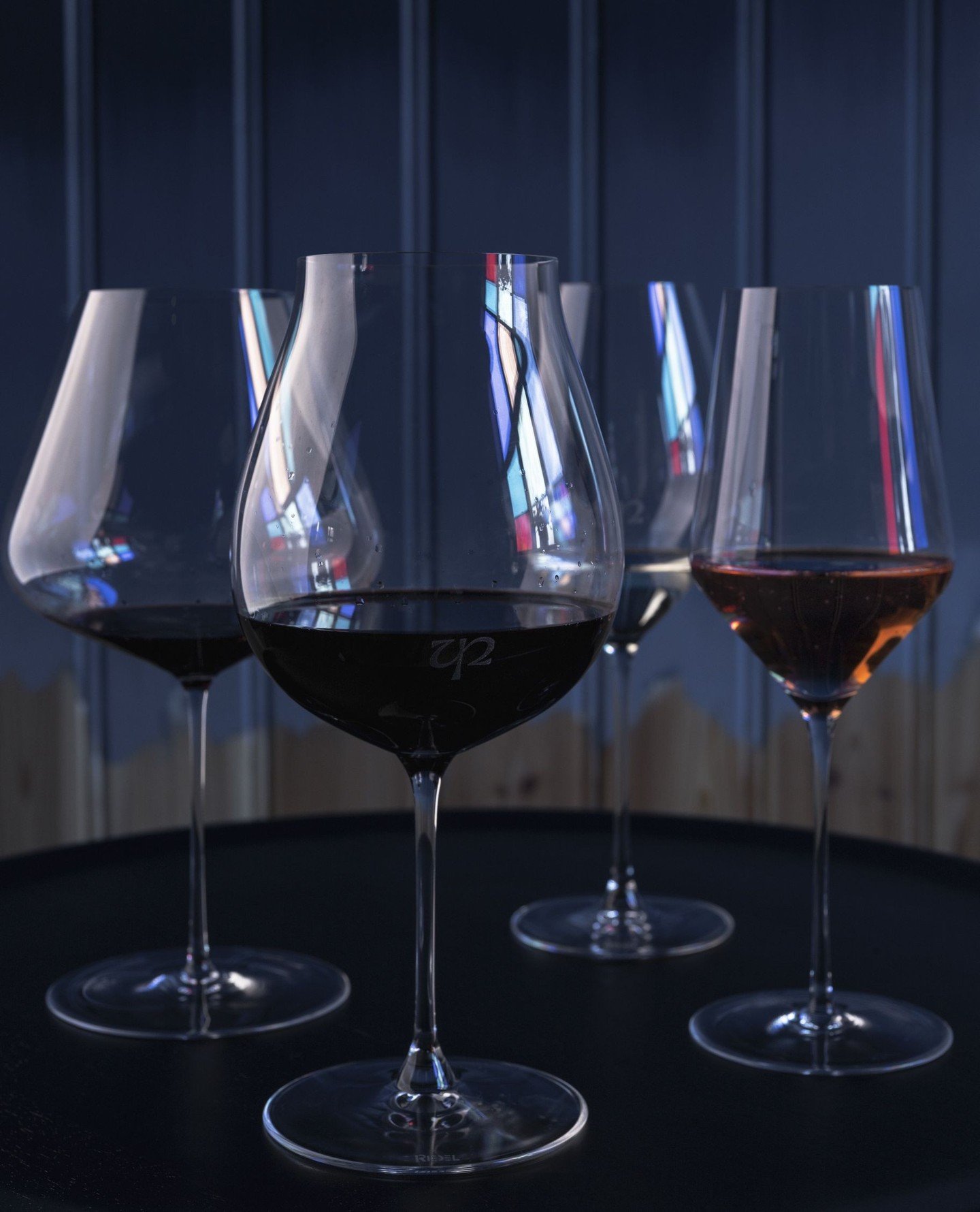 Vissir &thorn;&uacute; a&eth; hj&aacute; okkur finnur &thorn;&uacute; yfir 20 tegundir af v&iacute;num &iacute; glasi &ndash; sem breytast reglulega eftir &aacute;rst&iacute;&eth;um, n&yacute;jum uppg&ouml;tvunum og innbl&aelig;stri ? 🍷⁠ Komdu og sm