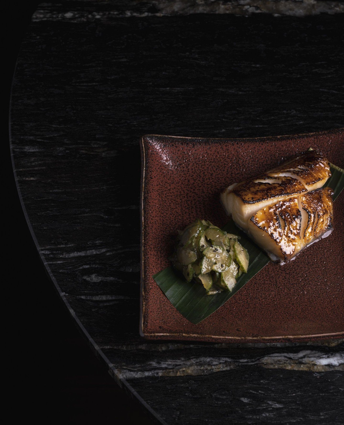 M&iacute;s&oacute; &ldquo;black cod&rdquo; m&iacute;s&oacute; marinera&eth;ur svart&thorn;orskur, k&oacute;koshr&iacute;sgrj&oacute;n og ag&uacute;rka me&eth; sesamfr&aelig;jum. Vi&eth; hj&aacute;lpum &thorn;&eacute;r svo a&eth; para r&eacute;tta v&i