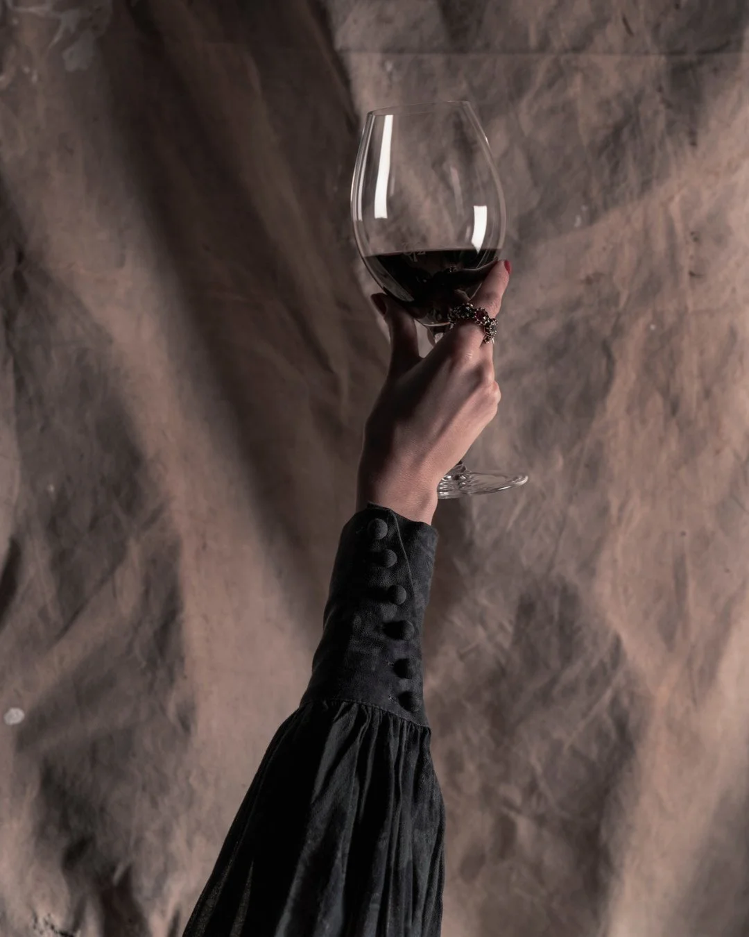 Eitt glas uppi.⁠
opi&eth; fr&aacute; 16:00 alla daga.