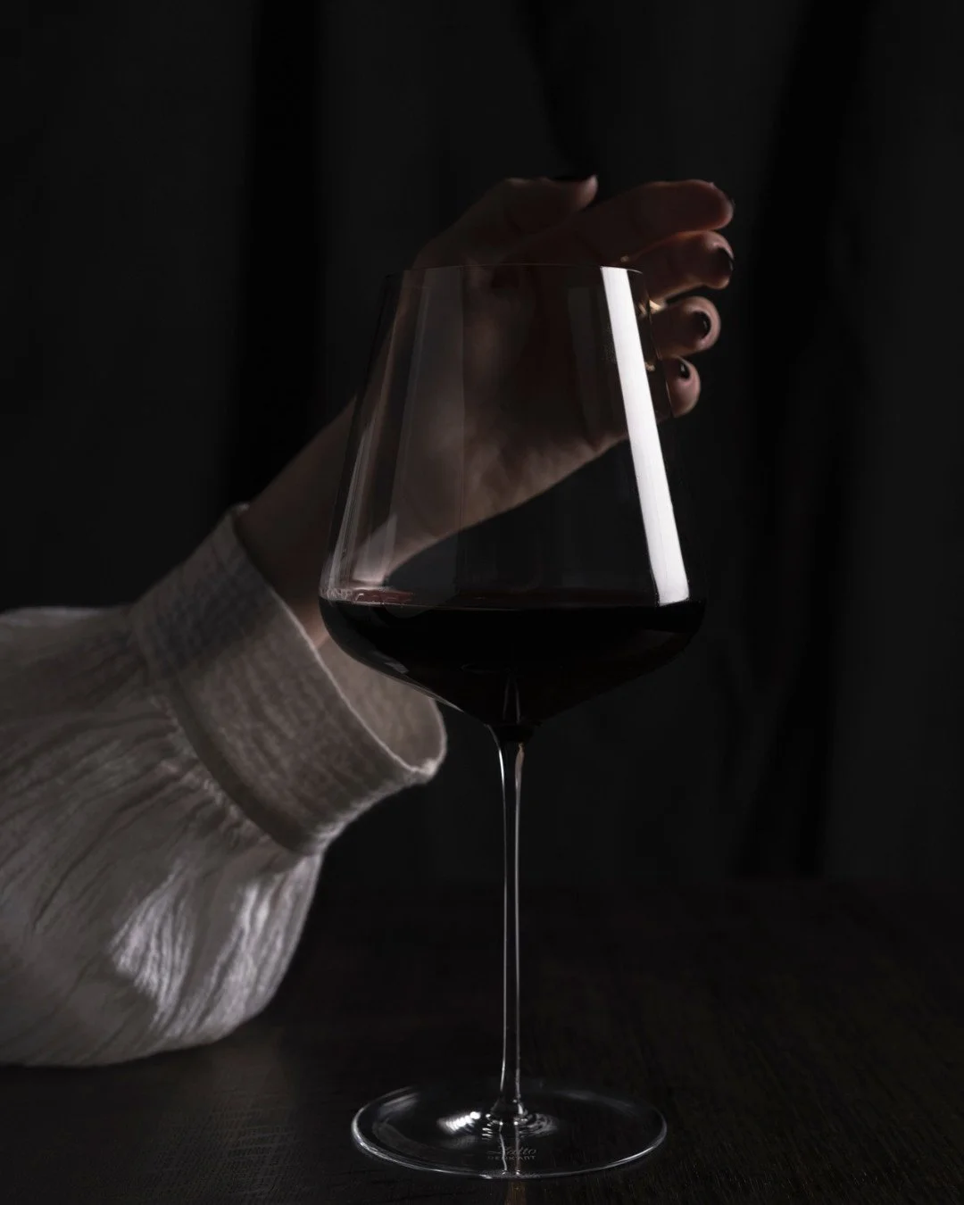 Eitt glas uppi?⁠
opi&eth; fr&aacute; 16:00 alla daga.