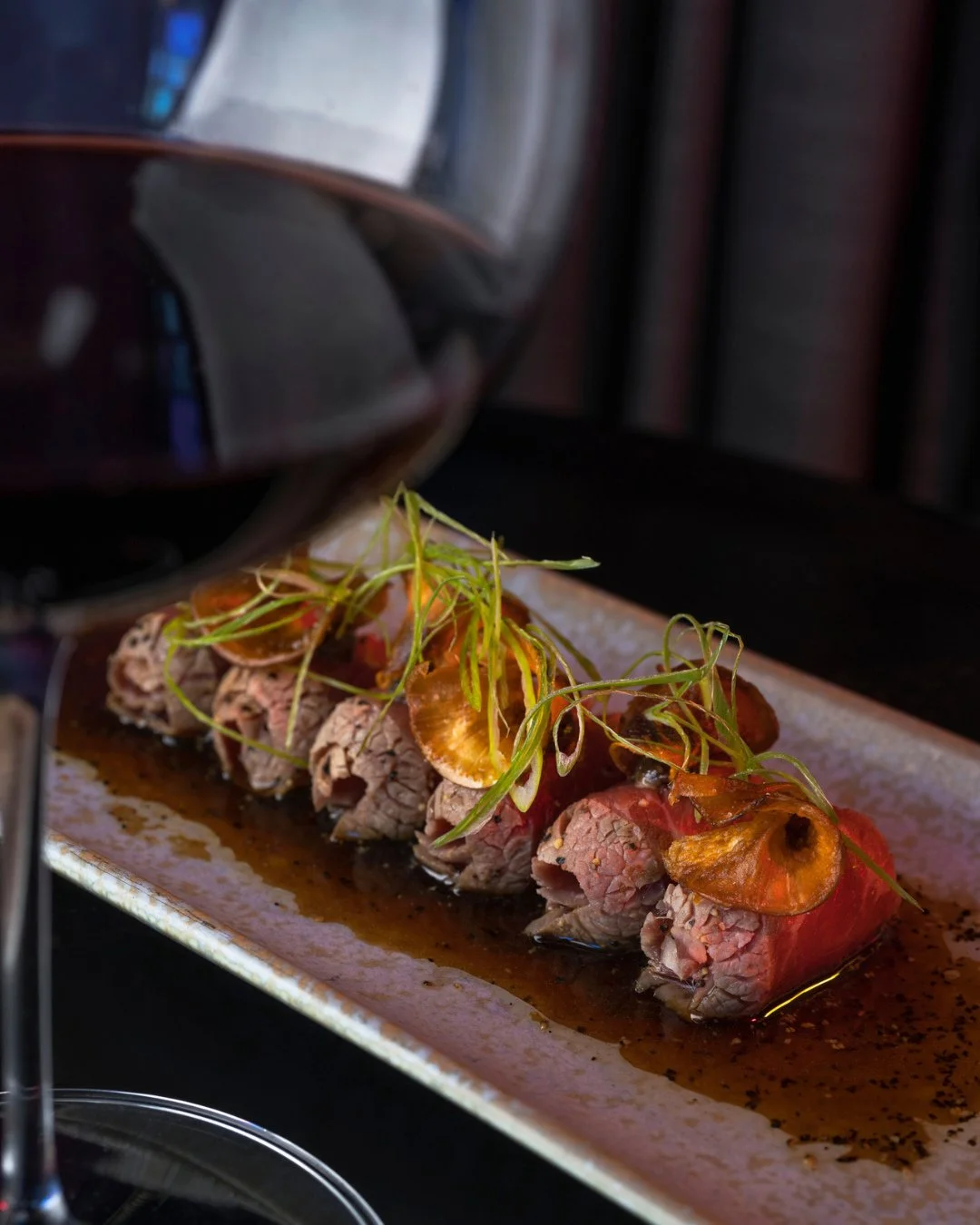 Wagyu tataki 🍴Svartpipar soja,trufflur, vorlaukur. Vi&eth; hj&aacute;lpum &thorn;&eacute;r svo a&eth; velja r&eacute;tta v&iacute;nglasi&eth; me&eth;!