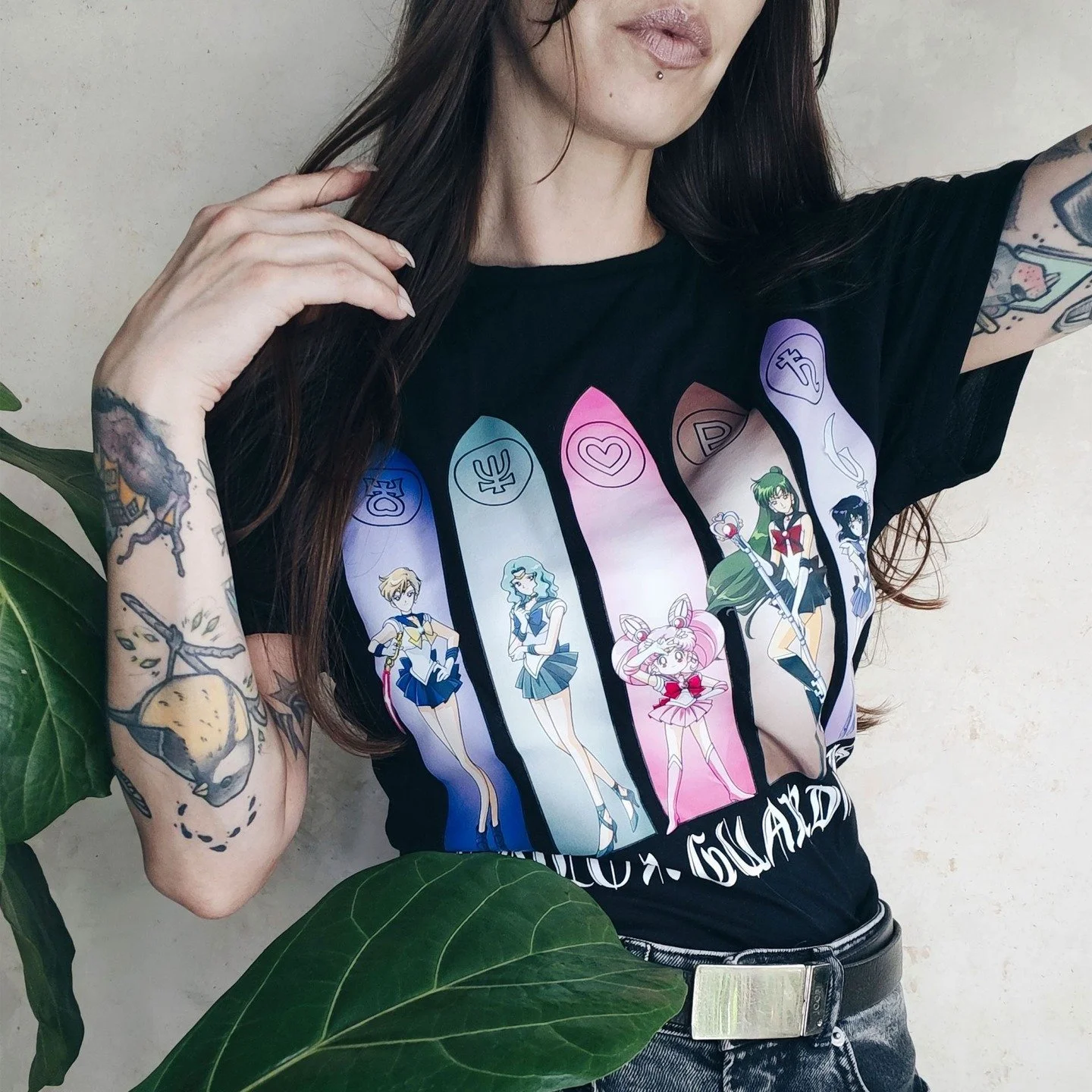 Fighting evil by moonlight, serving looks by daylight. 🌙💅 The Sailor Guardians never go out of style. 🖤Find this piece at @elbenwald.
Picture credits go to @elbenwald. 
#sailormoon #sailorguardians #anime #animefashion #elbenwald #santex #santexm