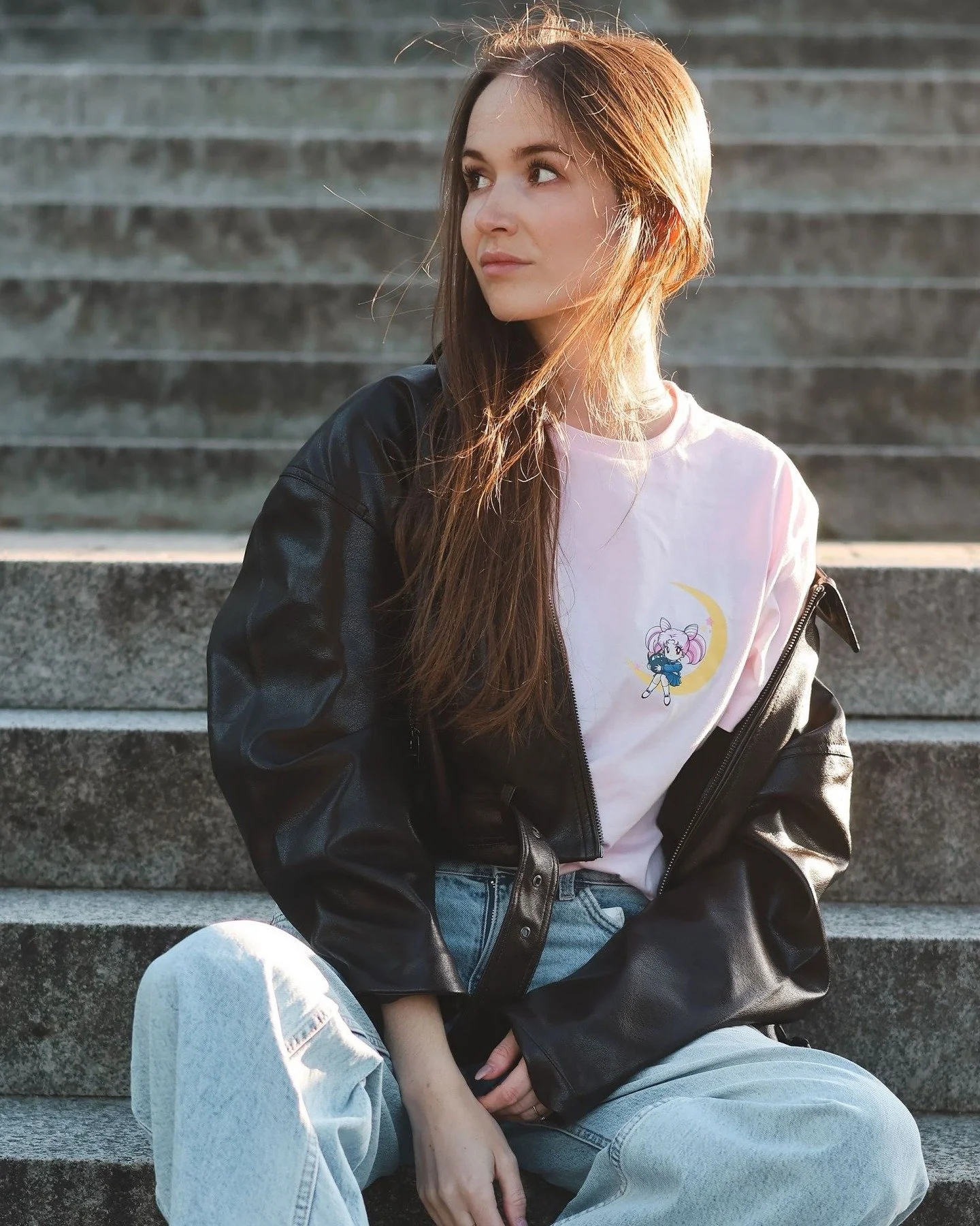 Straight from your magical girl era into your wardrobe: this Chibiusa on a crescent moon t-shirt can be found on the website of @elbenwald 🌙 🎀 

#sailormoon #chibiusa #sailormoonfashion #santex #santexmoden