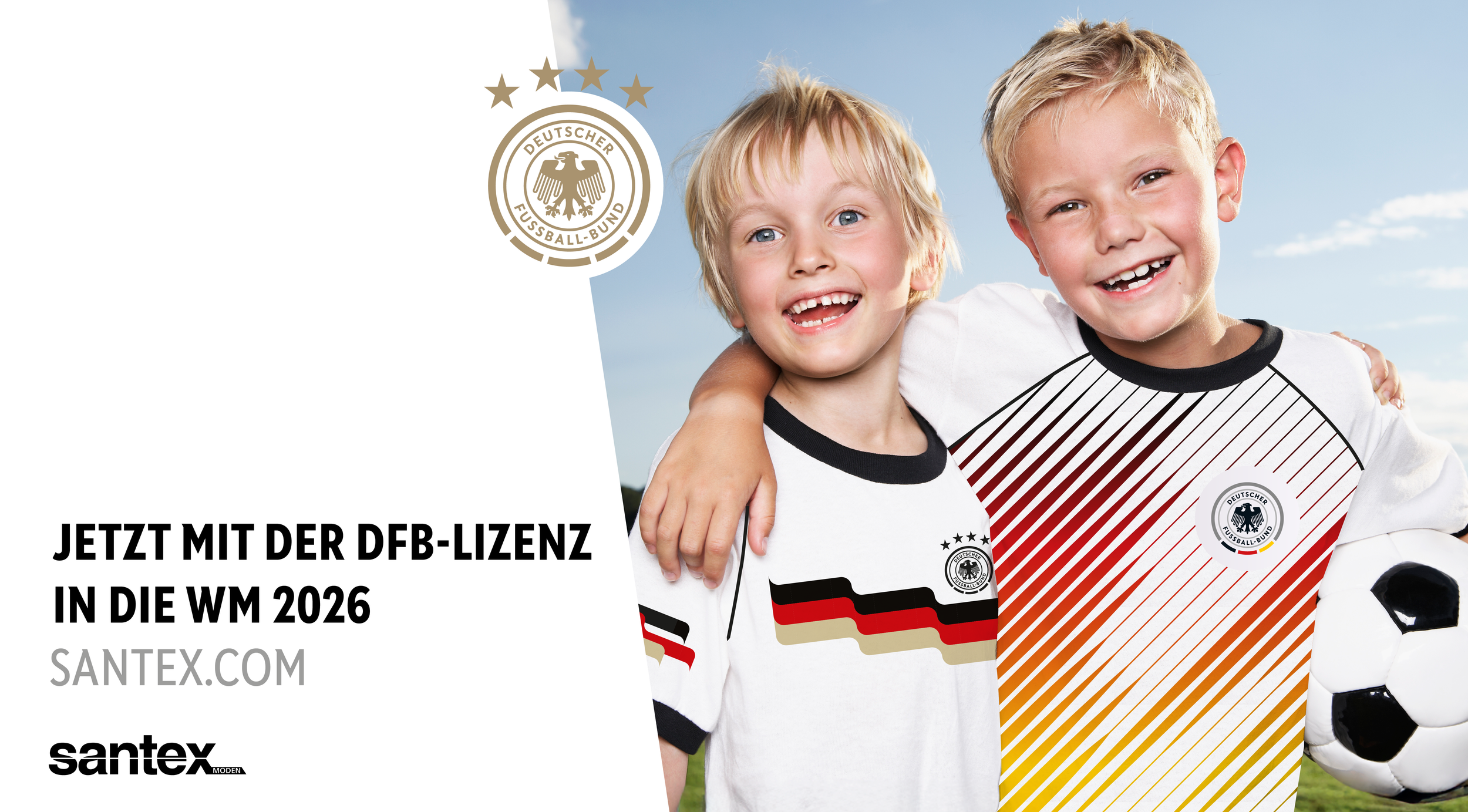Zwei lachende Kinder in Deutschland Fußball-Trikots mit einem Fußball, im Hintergrund blauer Himmel, links Text über den Gewinn der DFB-Lizenz für die WM 2026.
