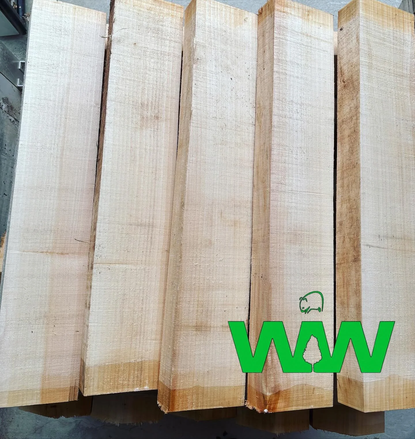 Unloading the kiln and going through our next batch of clefts. 

🌿🪵

 #wombat #willow #cricketbatwillows #cricketbatwillow #cricket #ukgrown #ukmade #timber #wood #woodworking #treefelling #harvest #englishwillow #cricketbat #englishbatmaking #bout