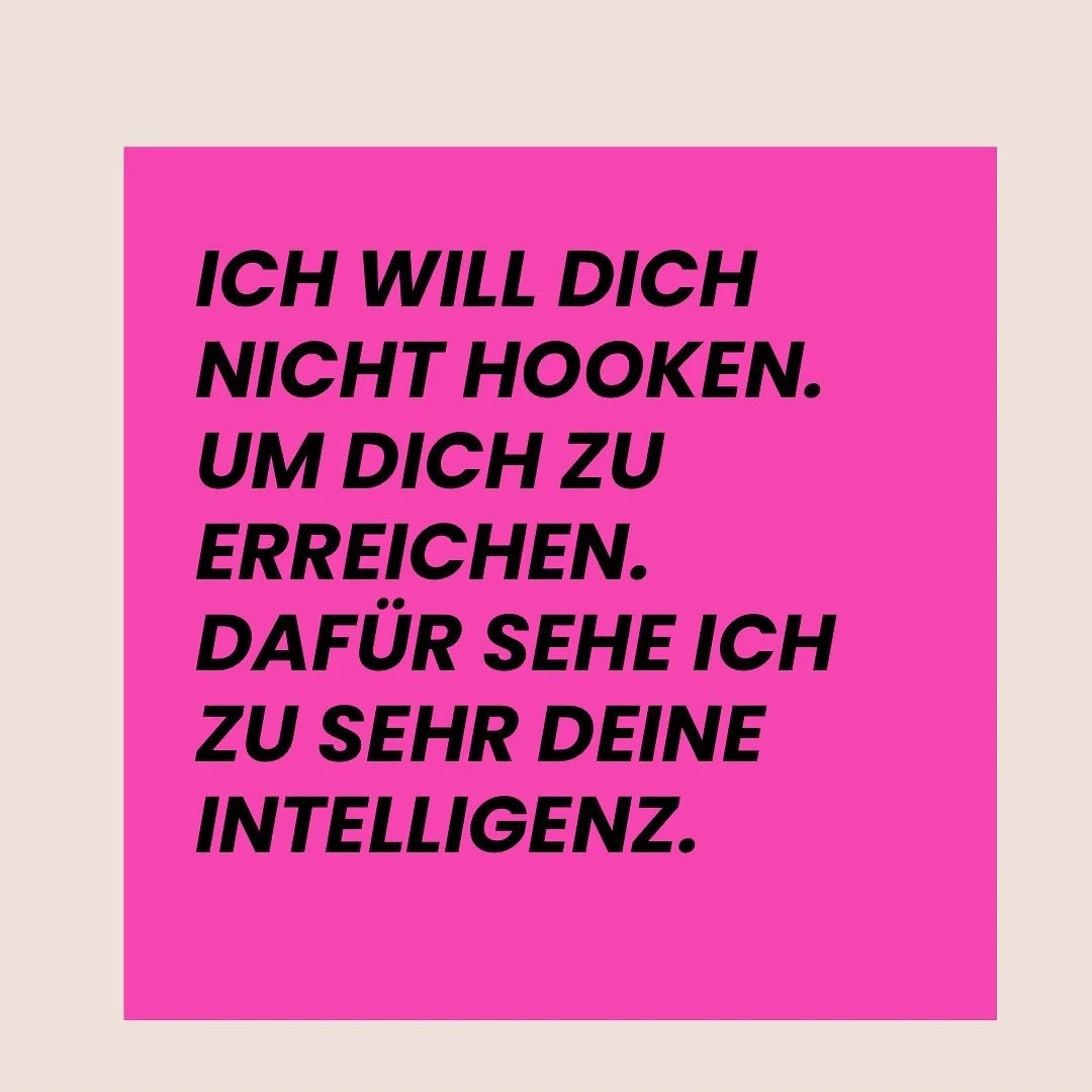 Ich will dich nicht hooken.
Nicht triggern.
Nicht durch Schmerz verkaufen.

Ich will dich ber&uuml;hren.

Ich vertraue darauf,
dass du mich sp&uuml;rst,
auch ohne grelle Worte und laute Versprechen.

Denn ich sehe deine Intelligenz.
Deine Tiefe.
Dein