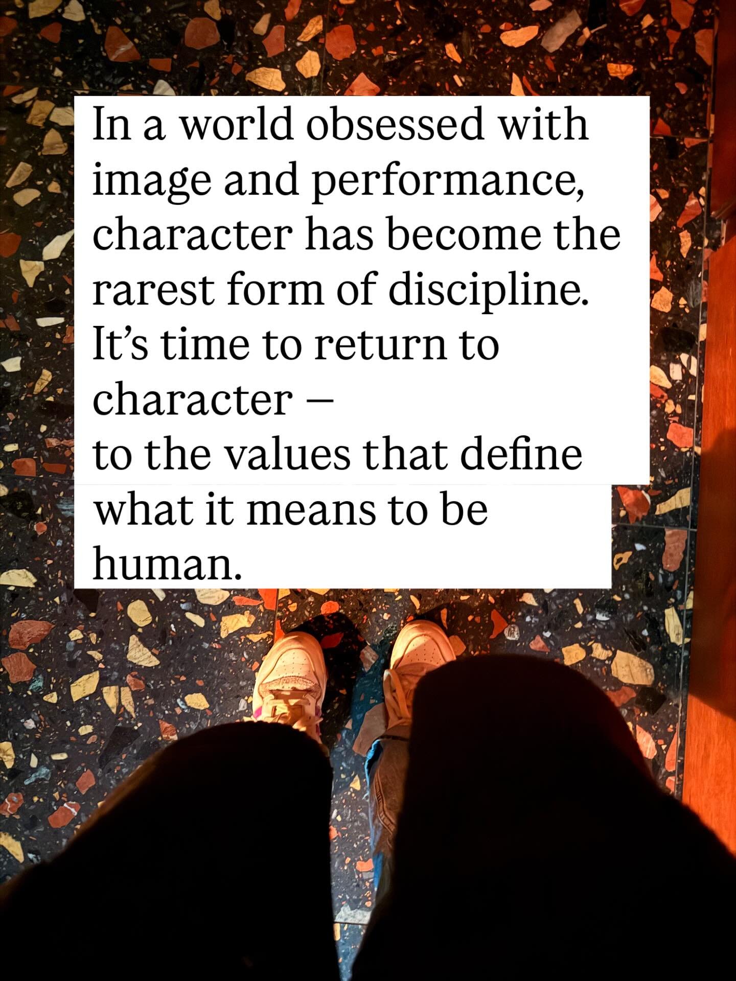 Wir haben Aussehen perfektioniert.
Auftreten optimiert.
Und den Charakter vernachl&auml;ssigt.

Es ist Zeit, Charakter wieder zu kultivieren.
Und zu dem zur&uuml;ckzukehren, was Menschsein ausmacht.

#Charakter #Menschsein #Werte #Integrit&auml;t