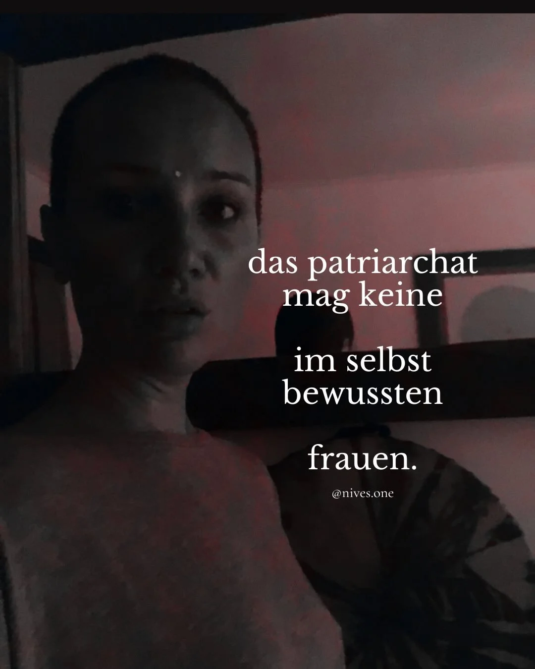Das Patriarchat hatte nie Angst vor Frauen.
Es hatte Angst vor lebendigen Frauen.

Nicht vor den angepassten.
Nicht vor den braven.
Nicht vor denen, die gelernt haben, sich selbst kleiner zu machen, um geliebt zu werden.

Sondern vor den Frauen,
die 