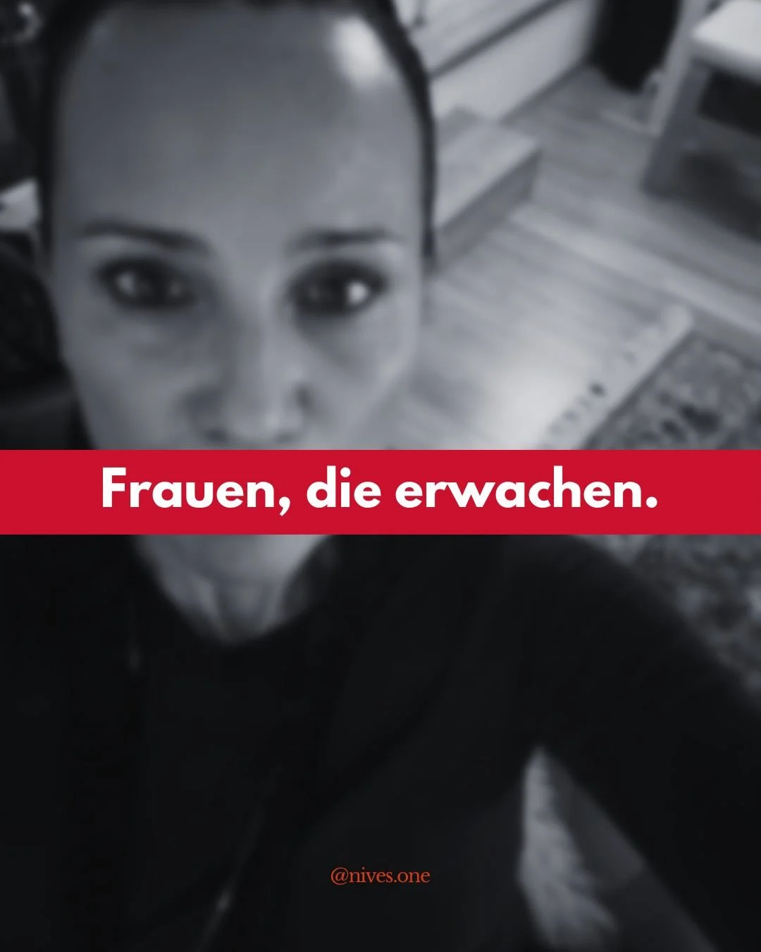 Ich spreche hier nicht &uuml;ber Freiheit,
weil sie sch&ouml;n klingt.

Ich spreche dar&uuml;ber,
weil ich durch alles gegangen bin,
was mich davon getrennt hat.

Durch Zweifel.
Durch Anpassung.
Durch das Verlieren meiner eigenen Stimme.

Und ich hab