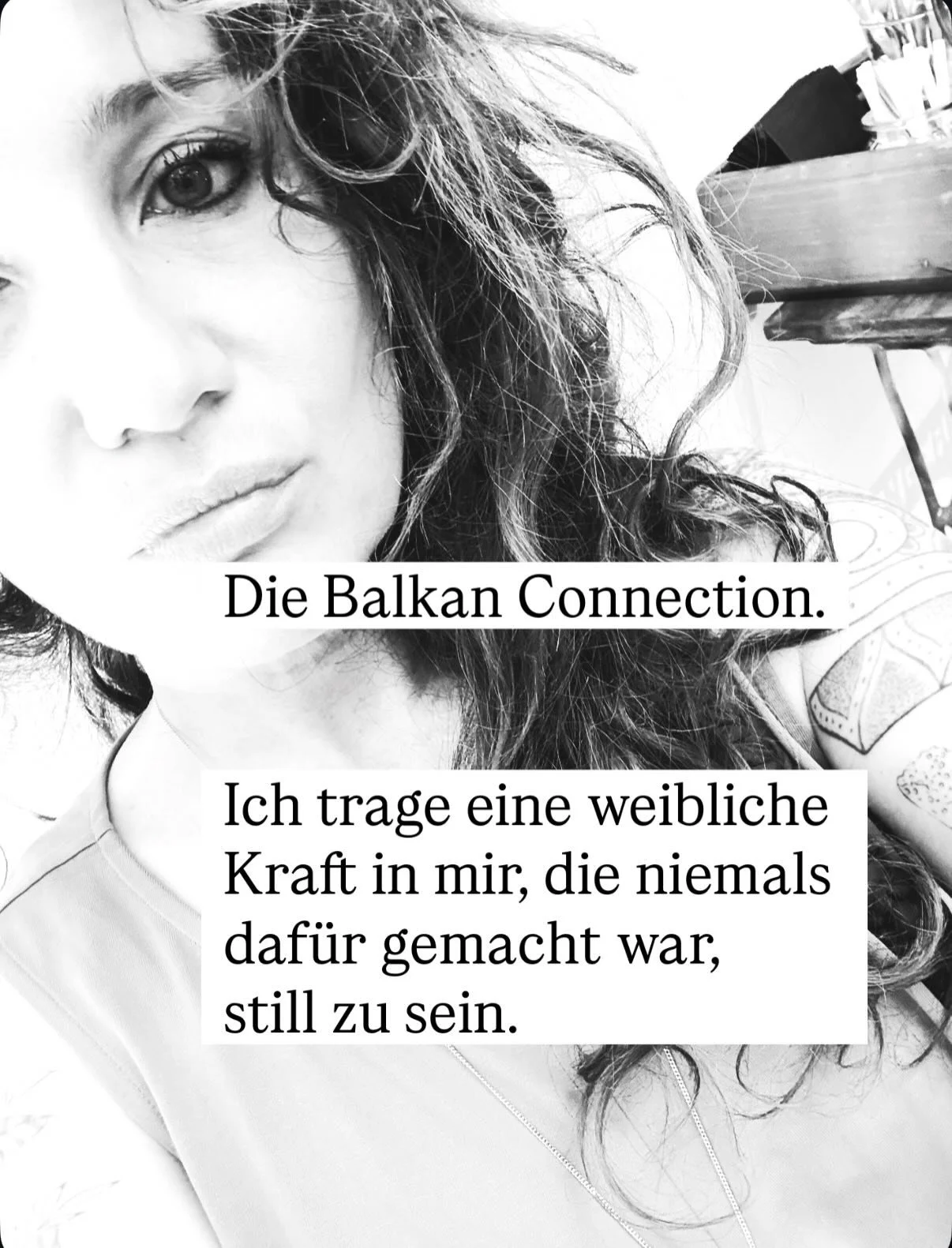 Vielleicht bin ich zu viel.

Zu laut. Zu wild. Zu feurig.
F&uuml;r eine Welt, die Frauen noch immer lieber
angepasst, still und kontrollierbar h&auml;tte.

Ich habe aufgeh&ouml;rt, mich daf&uuml;r zu entschuldigen.

Und ich glaube: Du auch.

Nicht we