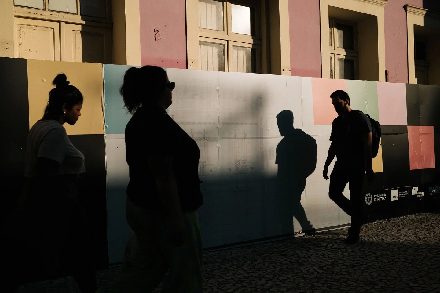 Cada vez mais me deixo levar pelo fasc&iacute;nio da fotografia de rua.
Mais do que as imagens, s&atilde;o as amizades e encontros que nasceram nesse caminho.

A fotografia sempre esteve por perto, desde os tempos da minha velha Cybershot, mas s&oacu