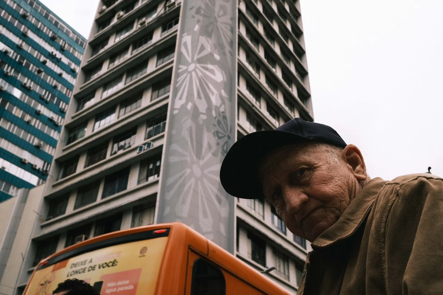 🎶 &ldquo;You think you&rsquo;re special, you do
I can see it in your eyes
I can see it when you laugh at me
Look down on me and walk around on me&rdquo;

 &ldquo;Voc&ecirc; pensa que &eacute; especial, voc&ecirc; pensa
Posso ver isso nos seus olhos
