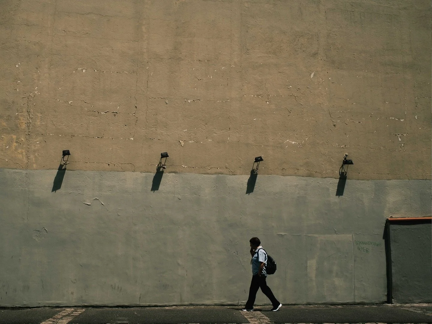 Tudo indo, vamos andando 🚶
Passos solit&aacute;rios atravessam a cidade&hellip; cada um no seu tempo, cada sil&ecirc;ncio no seu caminho.
A sinfonia urbana nunca para. 🎶

#streetphotography #brunobrandao #brunobrandao_ #coletivoruabrasil #streetpho