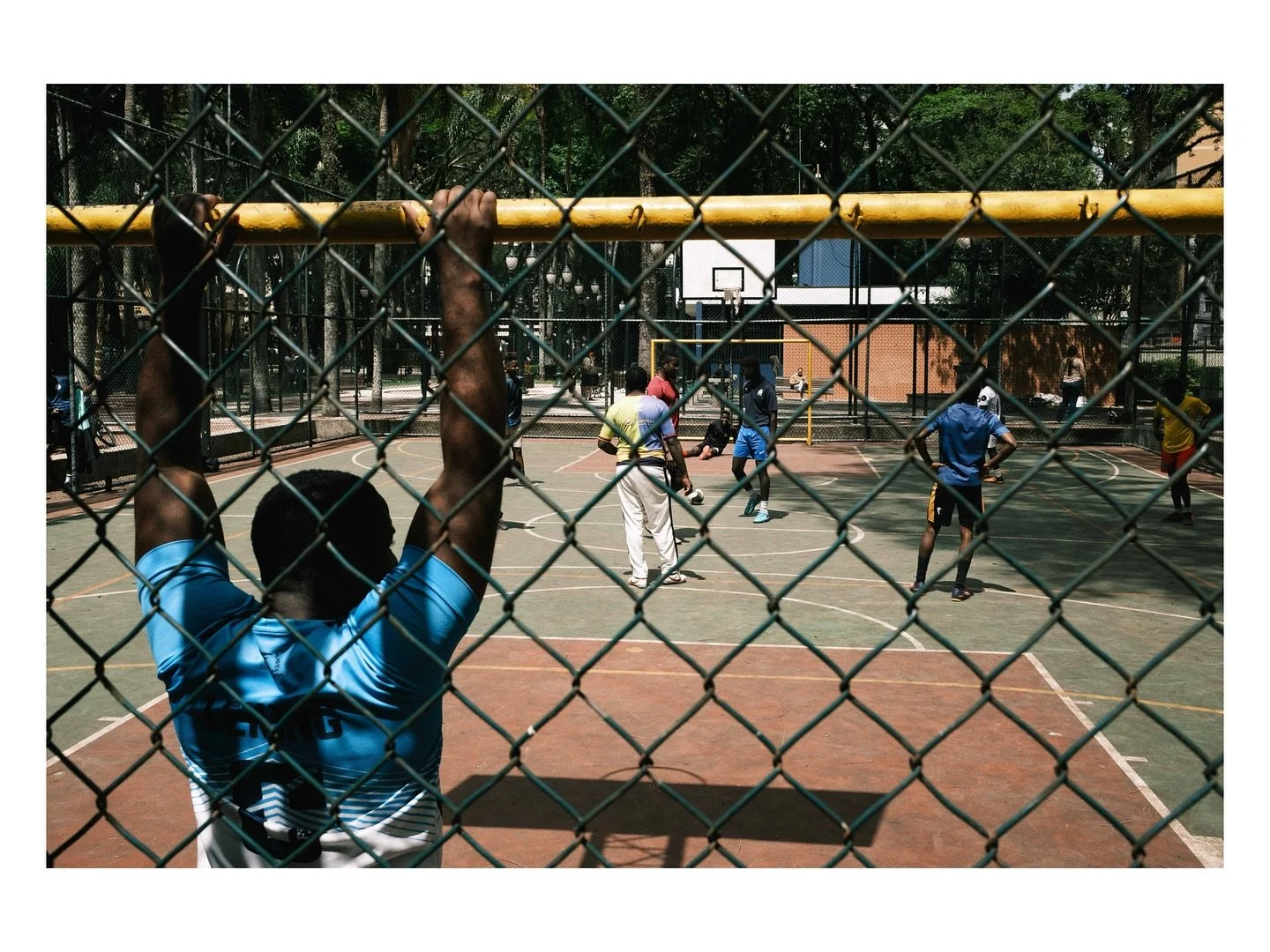 Ontem foi domingo e l&aacute; fui eu de novo pra minha &ldquo;terapia de rua&rdquo; que &eacute; basicamente sair fotografando o que me d&aacute; na telha. Eu adoro essa liberdade de enquadrar pessoas, cenas, cores, luz e sombra do jeito que eu quise