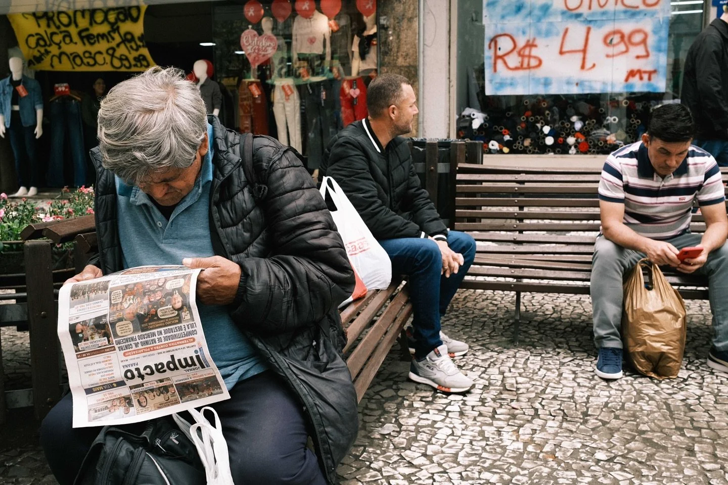 Entre meus clicks, tento sempre buscar uma est&eacute;tica cl&aacute;ssica da fotografia de rua de antigamente, quando n&atilde;o existiam celulares e o cotidiano parecia ser feito s&oacute; de ternos, vestidos e gravatas.
Mas estamos em 2025 😅 e o 