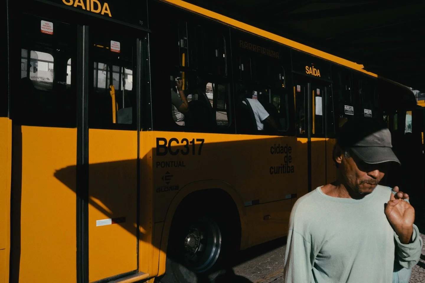&Agrave;s vezes, tudo que a gente precisa &eacute; de um fim de tarde de sol, uma 28mm na m&atilde;o e a vontade de descobrir as cenas incr&iacute;veis que Curitiba sempre guarda.

#brunobrandao_ #ColetivoRuaBrasil
#streetphotography #streetphoto #ur