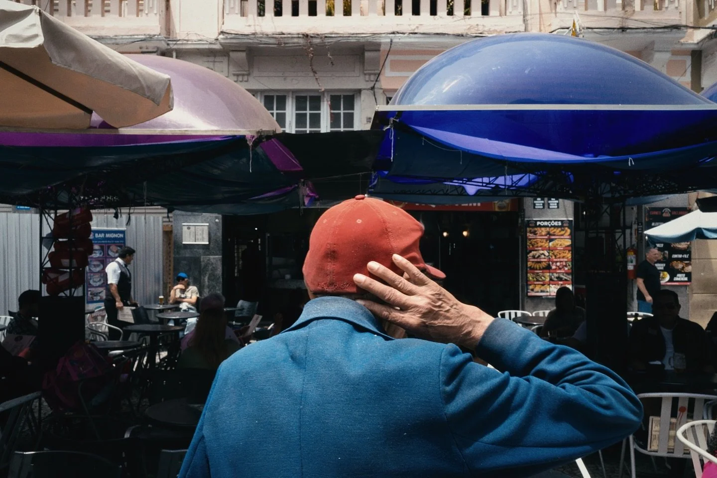 &Agrave;s vezes, eu s&oacute; paro e deixo a cidade pensar comigo. Entre cores e sil&ecirc;ncios, sigo sendo um maluco beleza pelas ruas de Curitiba.

#brunobrandao #coletivoruabrasil #streetphotography #curitiba #streetphoto #fotografiaderua #borafl