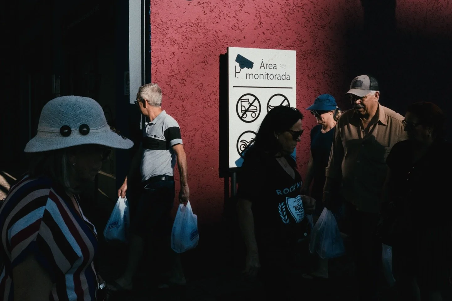 Conex&atilde;o crom&aacute;tica 🟨🟦🟥

No fim de tarde, a Rua da Cidadania e o Terminal do Pinheirinho se transformam em um palco de luz e cor. O amarelo das paredes, o cinza do metal e o vermelho que surge aqui e ali criam uma paleta quase prim&aac