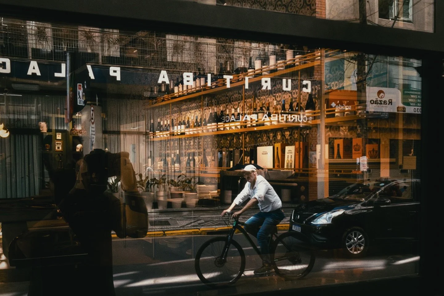 &Agrave;s vezes &eacute; s&oacute; isso:
um reflexo no vidro,
um rosto no contraluz,
um instante que voc&ecirc; quase n&atilde;o v&ecirc;,
mas sente.

#brunobrandao_ #ColetivoRuaBrasil #streetphotography #streetphoto #urbanphotography #lensculturestr
