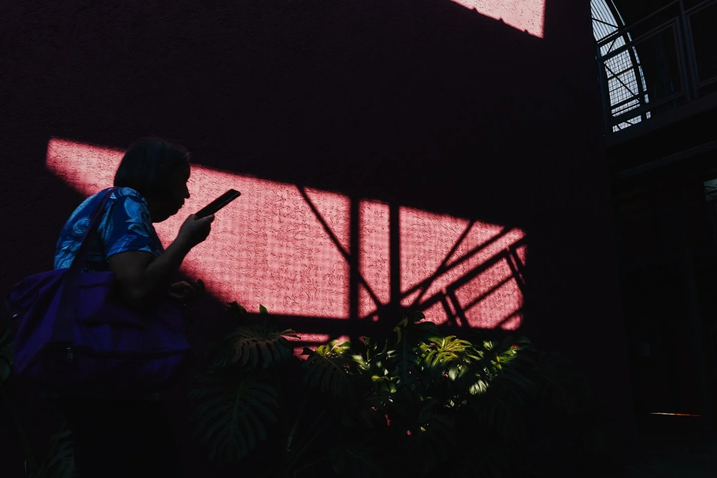 Entre o real e o que n&atilde;o &eacute;.
Entre o que sinto e o que invento.
Essas feridas ainda n&atilde;o cicatrizam.

#brunobrandao_ #ColetivoRuaBrasil #streetphotography #streetphoto #urbanphotography #lensculturestreets #capturestreets #streetle