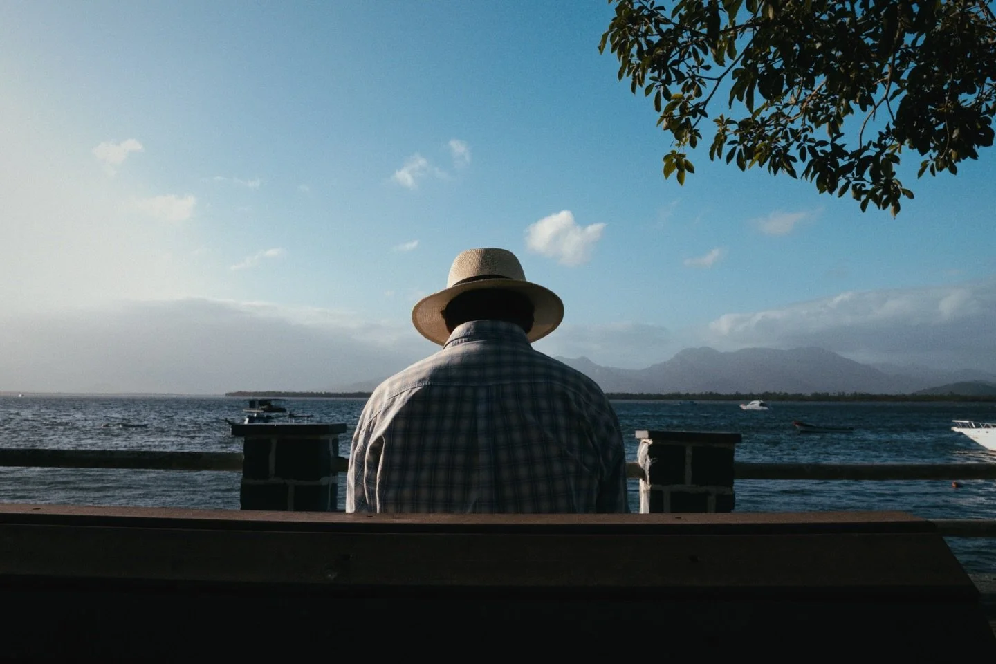 Guaratuba em cor e calma. C&eacute;u azul, gente tranquila, e a rua entregando aquele respiro que a gente nem percebe que precisava.

 #ColetivoRuaBrasil #streetphotography #streetphoto #urbanphotography #lensculturestreets #capturestreets #streetlea