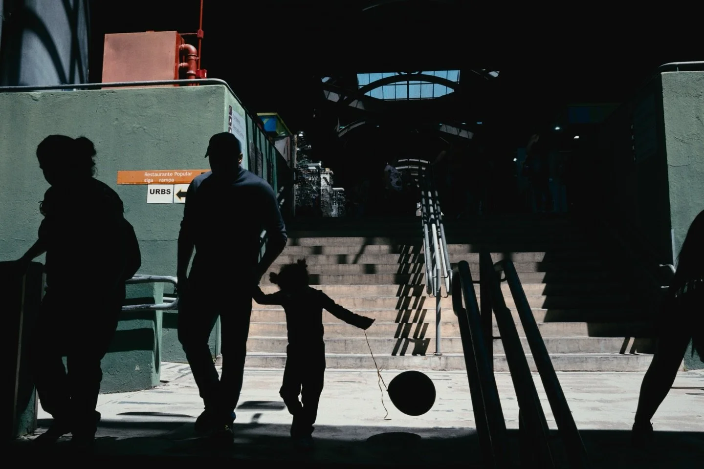 Instantes que passam, momentos que ficam. De antes, de agora, a rua nunca explica.S&oacute; mostra, provoca, cutuca a mente,mem&oacute;ria e sil&ecirc;ncio caminhando pra frente.

#ColetivoRuaBrasil #streetphotography #fotografiaderua #streetphotogra