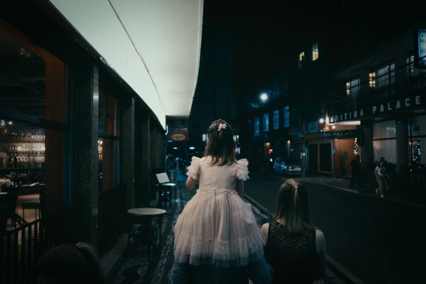 Curitiba em dezembro, &agrave; noite

Fotografia de rua &agrave; noite em dezembro &eacute; muito bacana de se fazer. Pessoas e fam&iacute;lias circulando para ver e assistir &agrave;s atra&ccedil;&otilde;es de Natal, a cidade realmente muda muito ne