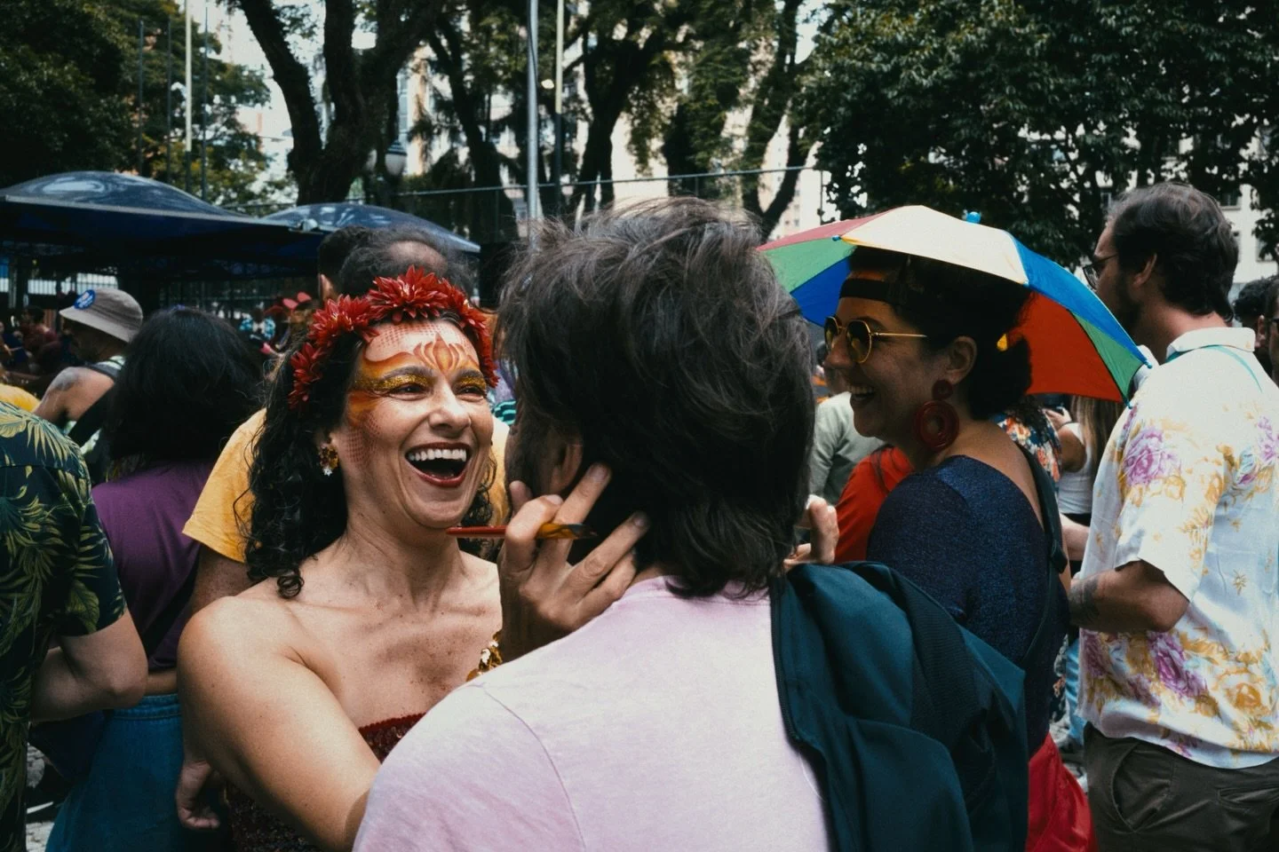 Pr&eacute;-carnaval de rua de Curitiba a todo vapor.

No &uacute;ltimo s&aacute;bado consegui clicar a apresenta&ccedil;&atilde;o do Bloco @bocasmalditas e do Bloco @caiunocavalobabao, ali na meiuca do centr&atilde;o, entre a Boca Maldita e a Pra&cce