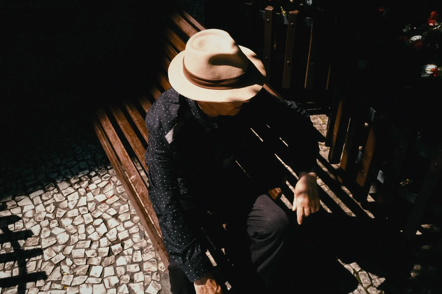 Pouco som, pouco di&aacute;logo.
A cidade parece exausta,
seguindo no autom&aacute;tico.

#coletivoruabrasil #Fotografiaderua
#streetphotography #streetmoment

@coletivoruabrasil