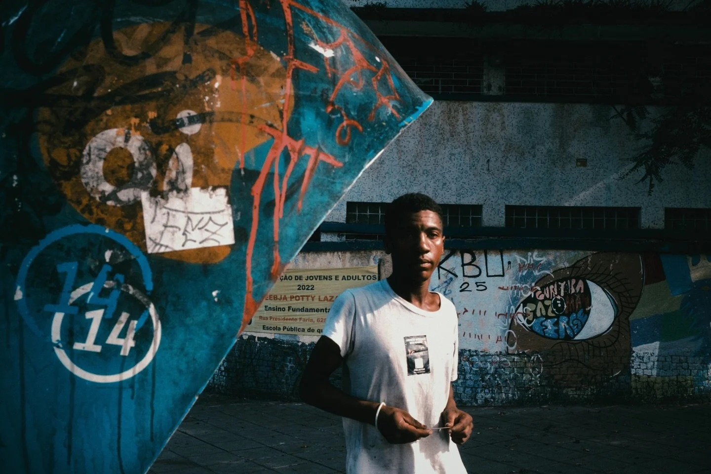 Ningu&eacute;m repara nisso&hellip; at&eacute; reparar.

Curitiba em contraste: metade luz, metade sil&ecirc;ncio. Rostos passam, hist&oacute;rias ficam. 
A sombra diz o que a luz n&atilde;o consegue.

#coletivoruabrasil #Fotografiaderua #streetphoto