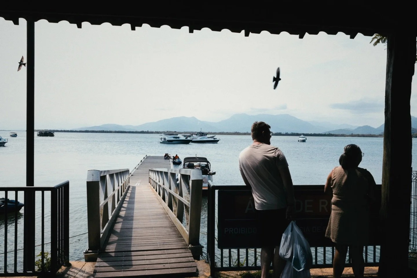Cada foto de rua carrega um pedacinho de saudade que eu guardo. Com &lsquo;I See You&rsquo; tocando de fundo, tem um toque de reencontro silencioso no ar. E  no final a fotografia fala por si.

#ColetivoRuaBrasil #streetphotography #fotografiaderua #