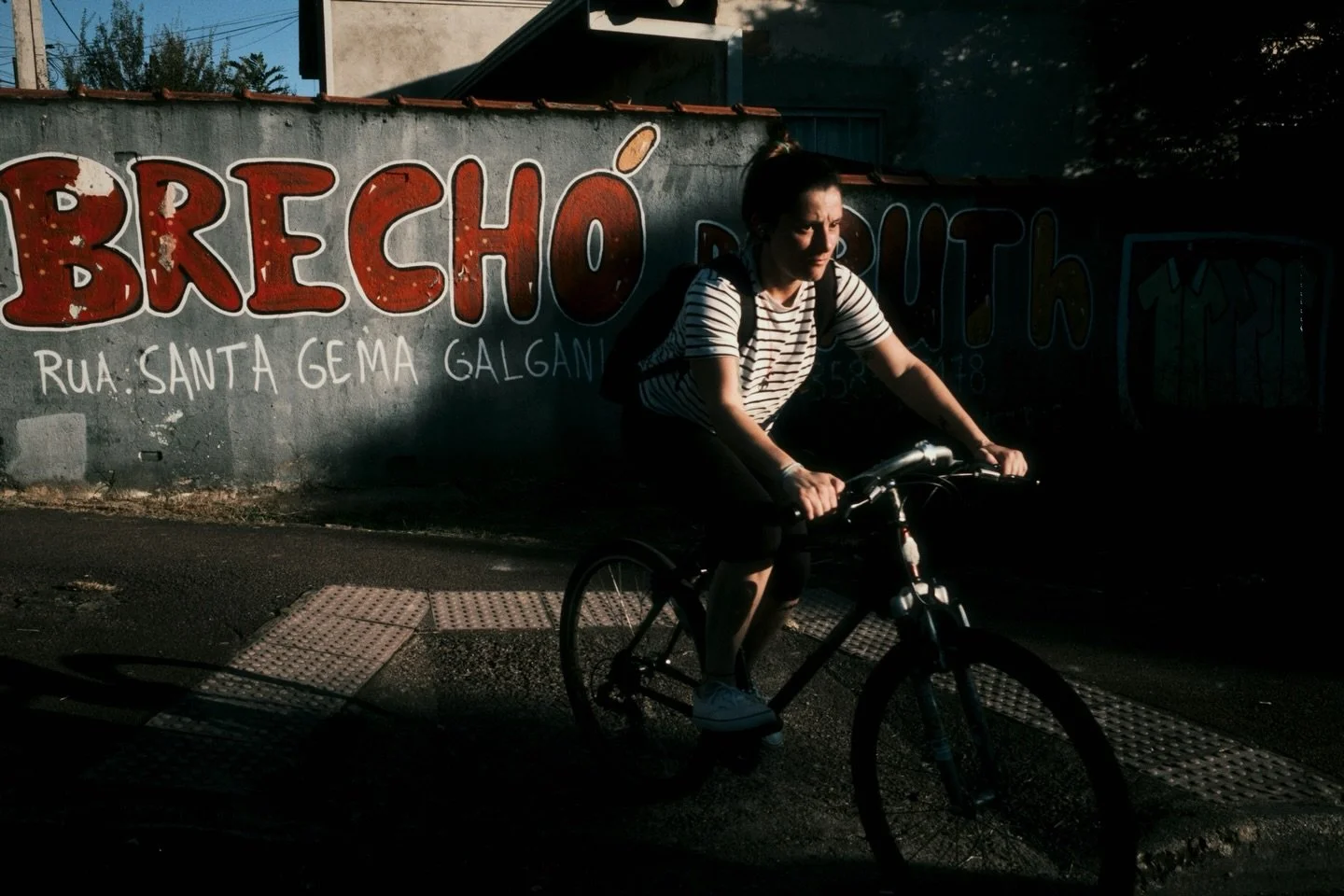 Essas fotos trazem a luz das tardes de inf&acirc;ncia: o dourado do fim de dia, as casas no caminho de volta, como se o tempo parasse ali. Me transporto aos anos 90. 

E voc&ecirc;, qual mem&oacute;ria dessa &eacute;poca te envolve hoje?

#coletivoru