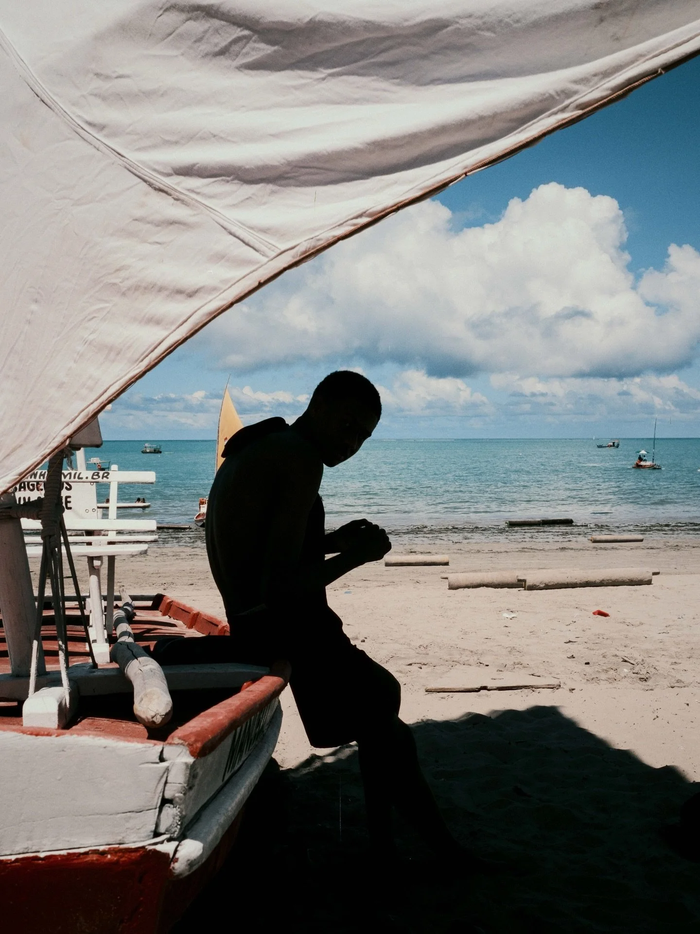 De volta &agrave; orla de Macei&oacute;, um ano depois. Era um fim de tarde quente, praia cheia, risos no ar, o Brasil que a gente sente. Essas imagens, que ficaram guardadas por um tempo, agora chegam editadas, cheias de luz e vida. 

Ainda tem muit