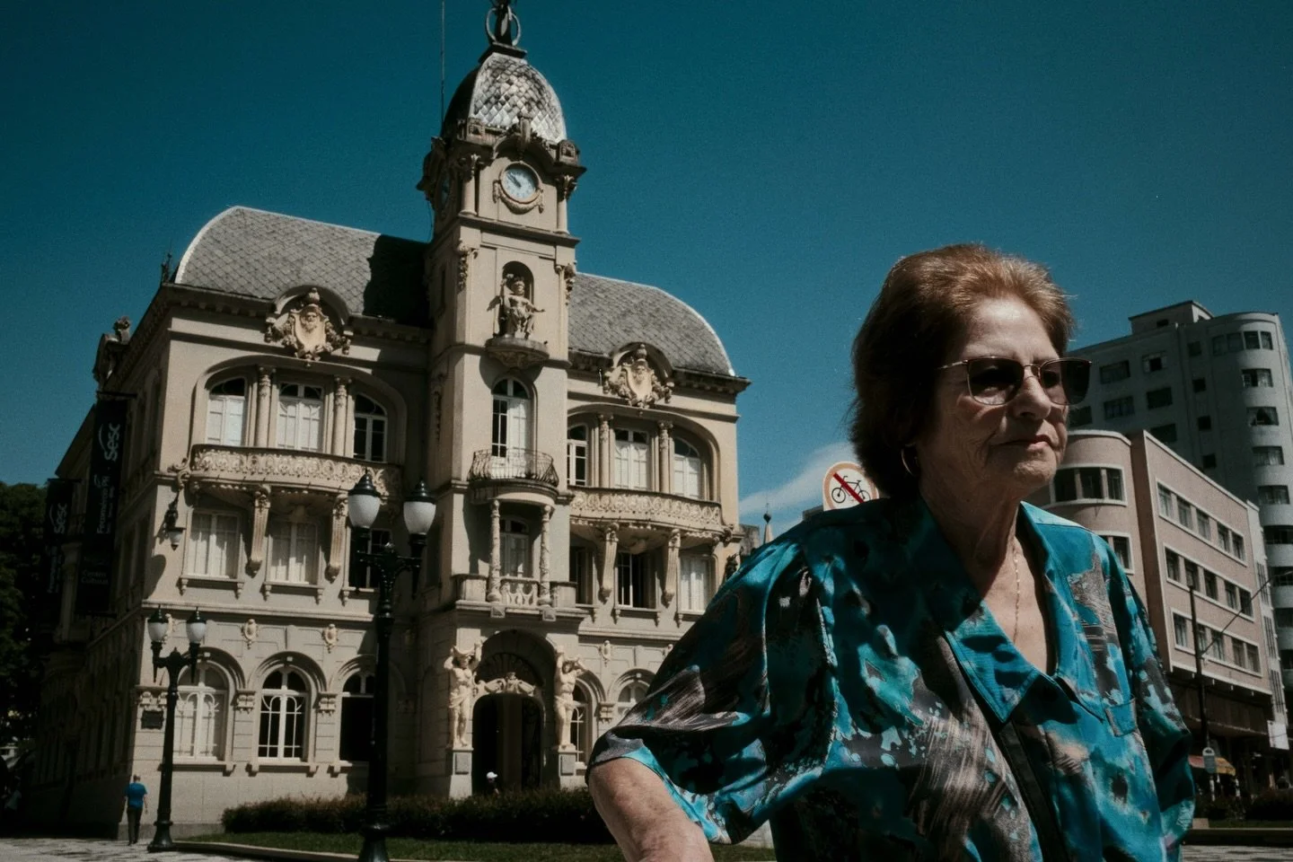 As sombras e o tempo t&ecirc;m muito em comum.

os dois passam,
marcam, desenham, moldam.

nosso tempo, nossa vida&hellip;
os dias, meses e anos v&atilde;o passando,
e a gente vai junto.

cada um tenta seguir o seu caminho,
sempre tem algo no meio.
&