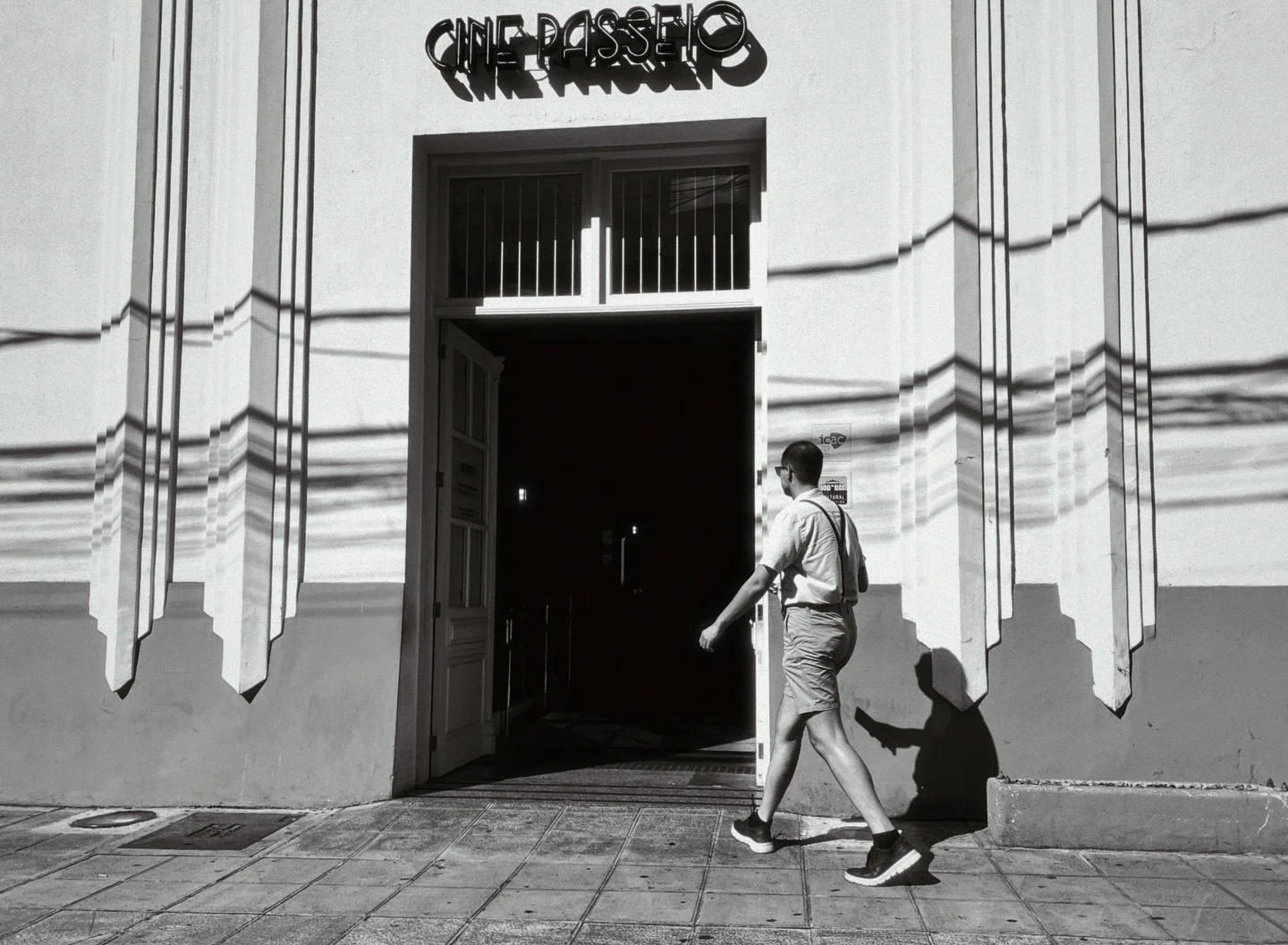 a cl&aacute;ssica curitiba em preto e branco

entre luz
sombra
e rotina

🖤

curitiba fotografia de rua

#coletivoruabrasil #streetphotography #curitiba #pretoebranco #bnwphotography