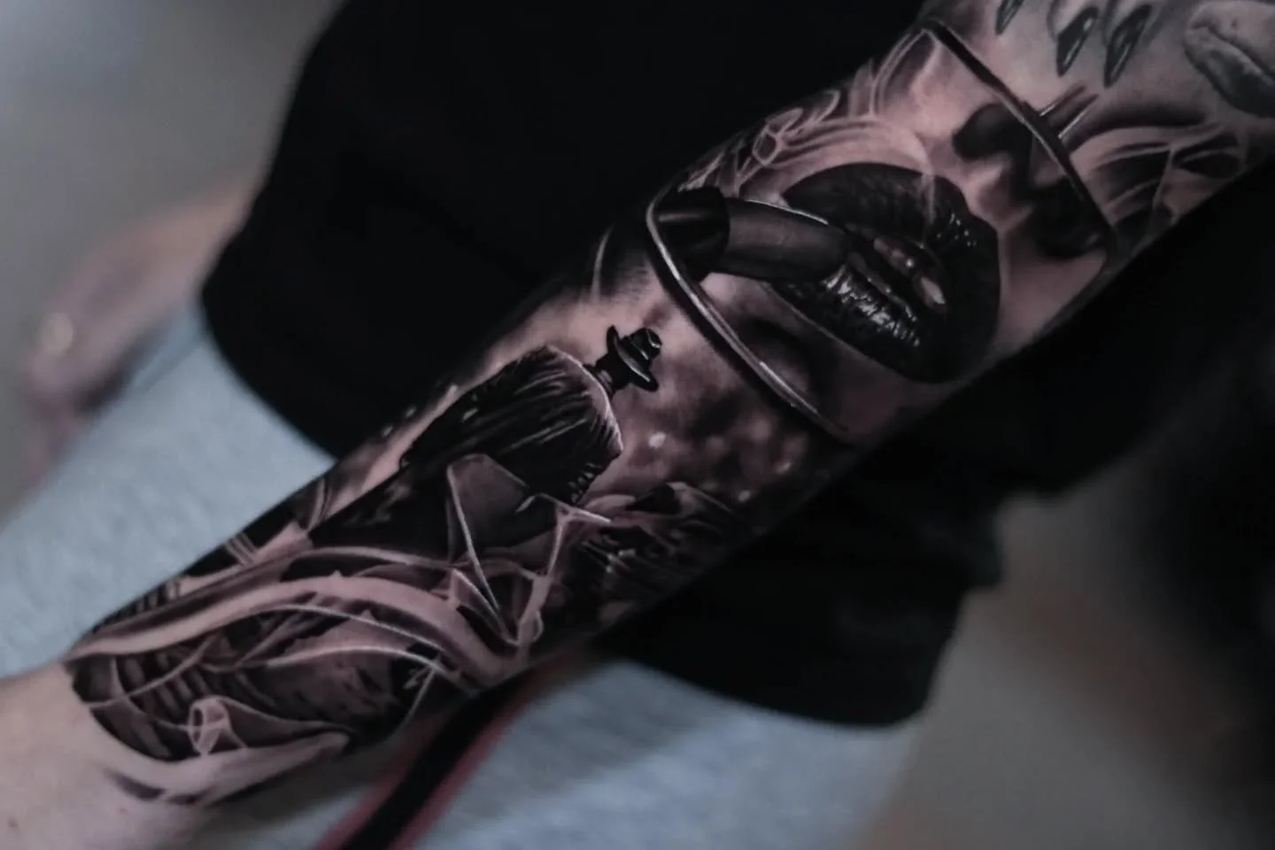 😶&zwj;🌫️ 💄👄. 

#tattoosleeve #tattoo #tattooartists #smoke #1920s #lipstick #blackandgreytattoo #bngtattoo #freshlyinked #kwadron #inkjecta #totaltattoomagazine #criticalpowersupply #tatsoul #skingiants #d_world_of_ink #skinartmag #skinart_mag #t