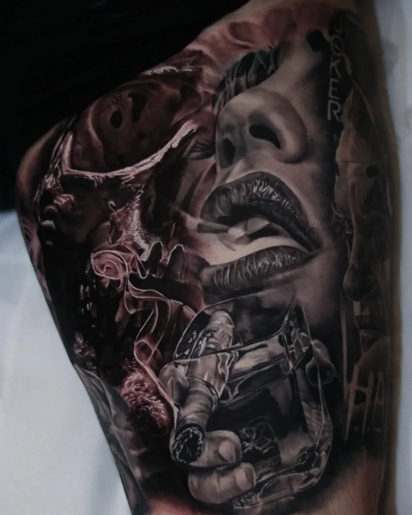 Finished off this gap filler, skull is fresh, and the rest is fully healed. 

#tattoo #tattoorealistic #tattoosnob #tattoocollector #tattooartists #skull  #skulltattoo #realismtattoo #legtattoo #blackandgreytattoo #bngtattoo ##tattoosleeve #ink_art_g