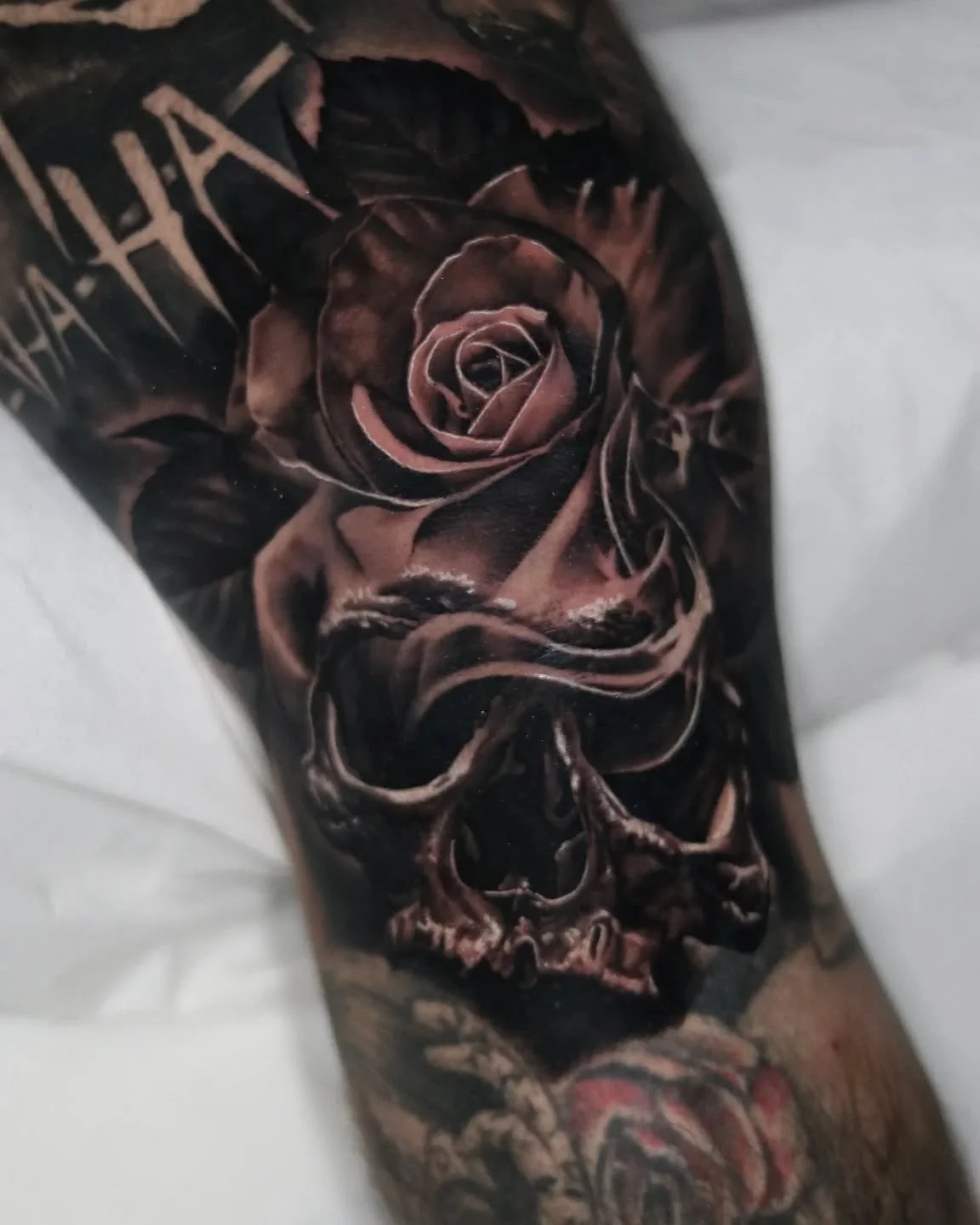 Little kneecap filler 💀🌹

#tattoo #rose #rosetattoo #skull #skulltattoo #kneetattoo #blackandgreytattoo ##bngtattoo #thebesttattooartists #thebestattoopage #freshlyinked #skinart_collectors #skinartmag #skingiants #ink_art_gallery #inkfreakz #fusio