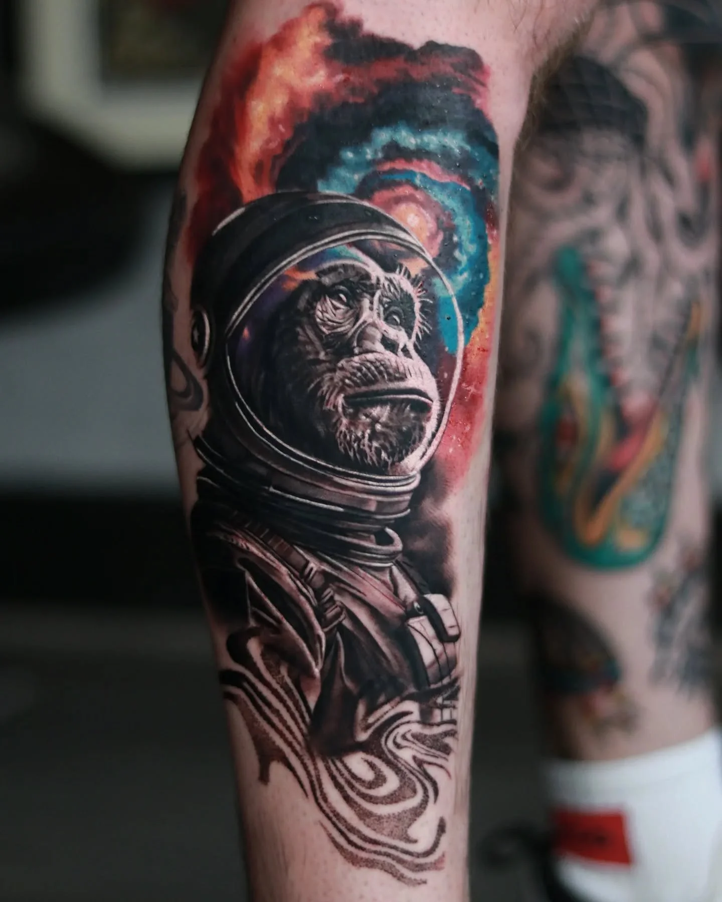 One hit banger for a fellow collector. Had so much fun doing this piece. 😁. 

#tattoo #tattoocollector #legtattoo #monkeytattoo #spacetattoo #colourtattoos #tattooideas #ink_art_gallery #inkfreakz #fusionink #rawpigments #kwadron #killerinktattoo #b