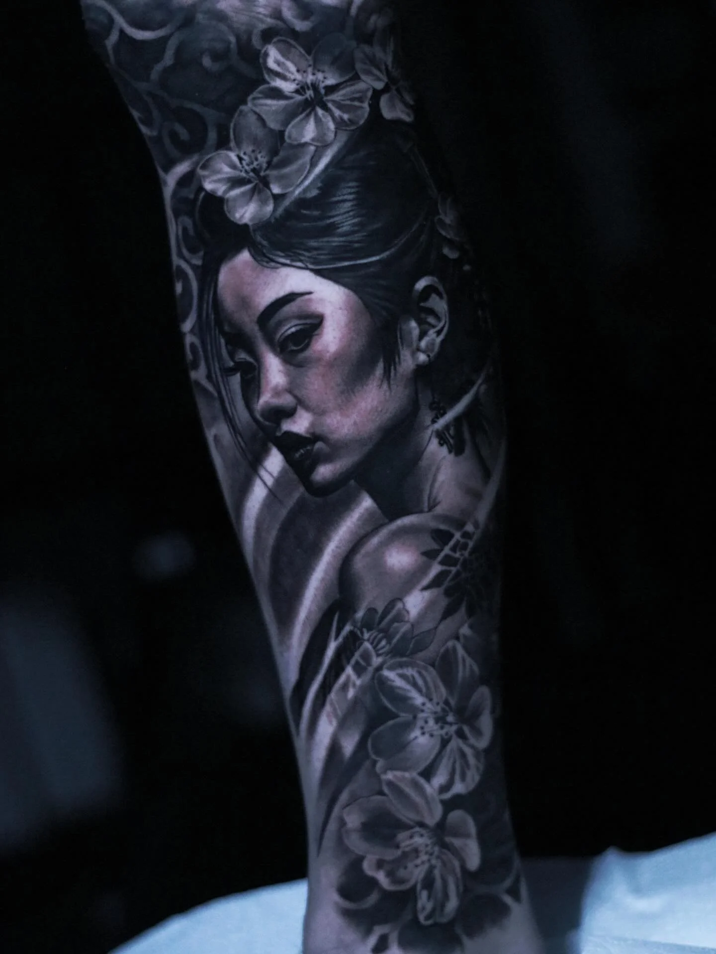 Geisha for Chaz a few months back . Looking forward to finish of this leg sleeve in a few weeks 🙌🏻. 

#japanesetattoo #geishatattoo #blackandgraytattoos #legtattoo