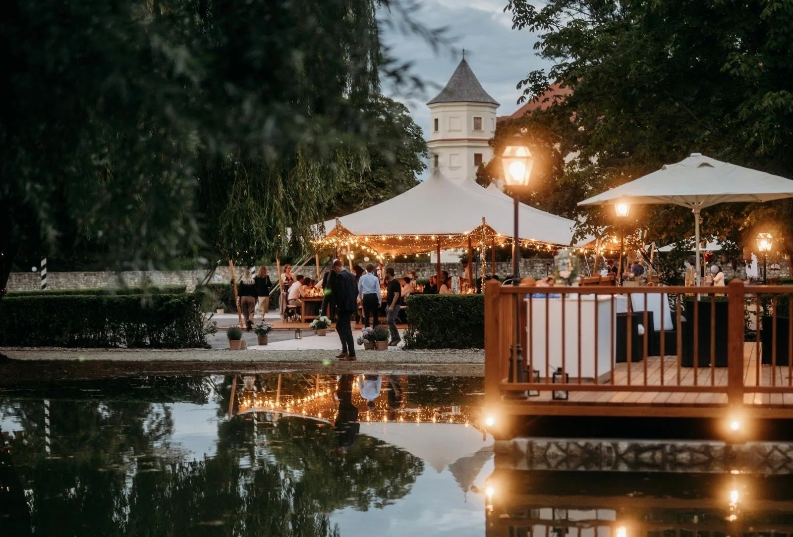 Teich mit Zelt.jpg