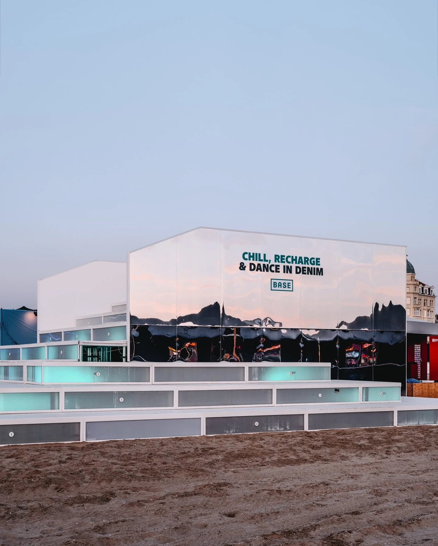 We Can Dance &lsquo;25.
Created for BASE

Two sides, one experience.
On one side: bold stairs with charging points: pause, recharge, take it all in.
On the other: a playful stand where people interact, discover and have fun with the brand.

Built to 