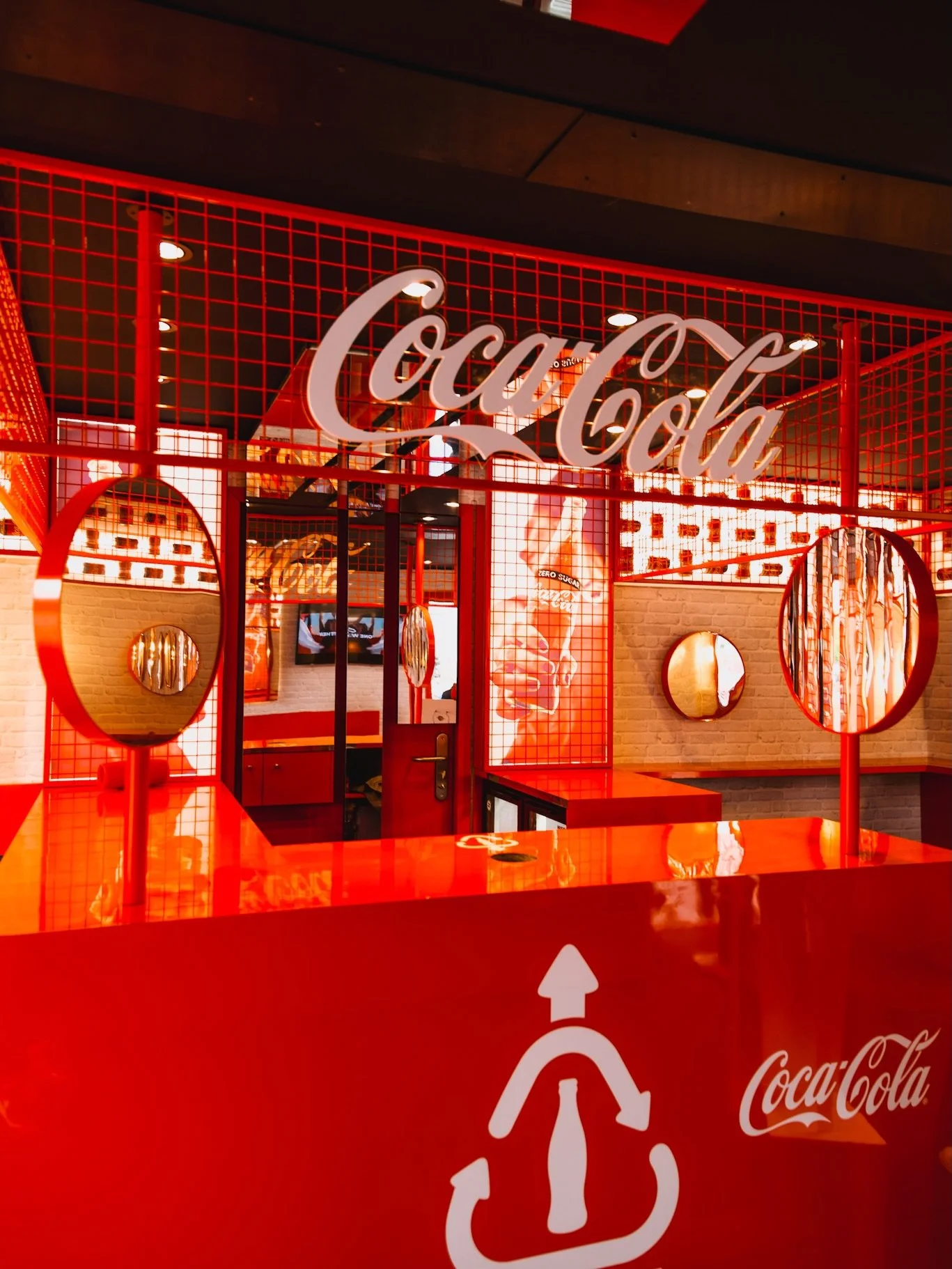 Play. Record. Refresh.

This Coca-Cola container turns interaction into reward.
Step in, create your video, and unlock a free drink.

Because the best experiences are the ones you take part in.