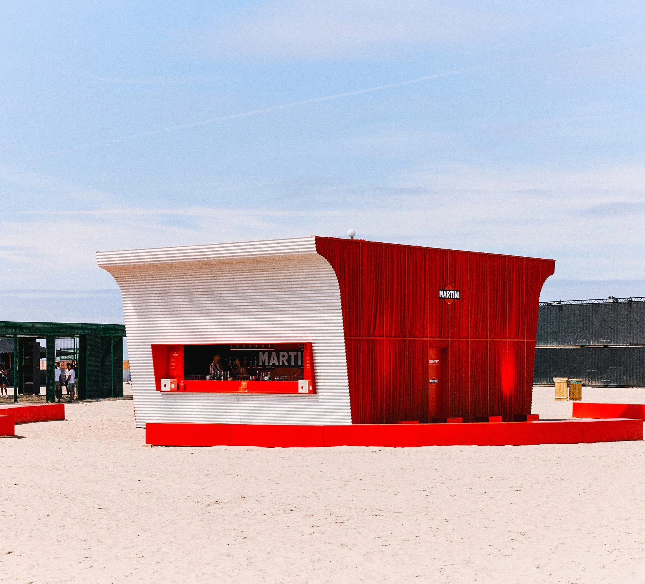 A Martini bar that owns the festival.
Bold colors, sharp design, impossible to miss.