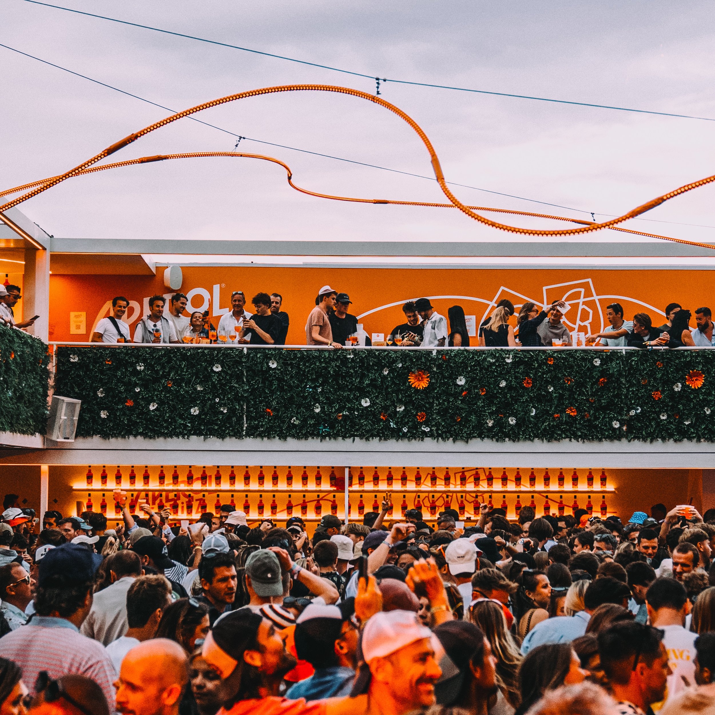 Ready for festival summer?
This Aperol stand is exactly how you kick it off.

From bar to DJ booth, fully integrated in a vibrant, nature-inspired orange setting.
Sunset vibes, music on point, and that perfect Aperol moment in hand.

Let the summer b