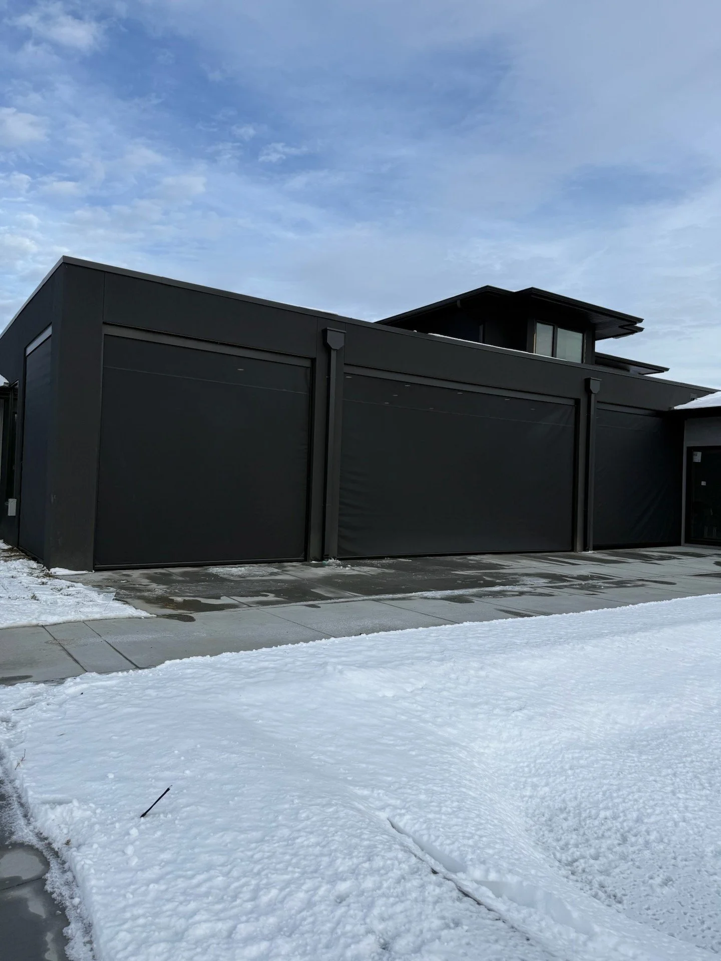 This is what functional design looks like.
ㅤ
Clean lines. Modern architecture. And screens that quietly do their job without stealing the spotlight. These Phantom Screens add protection from the elements while keeping the look of this space sharp and